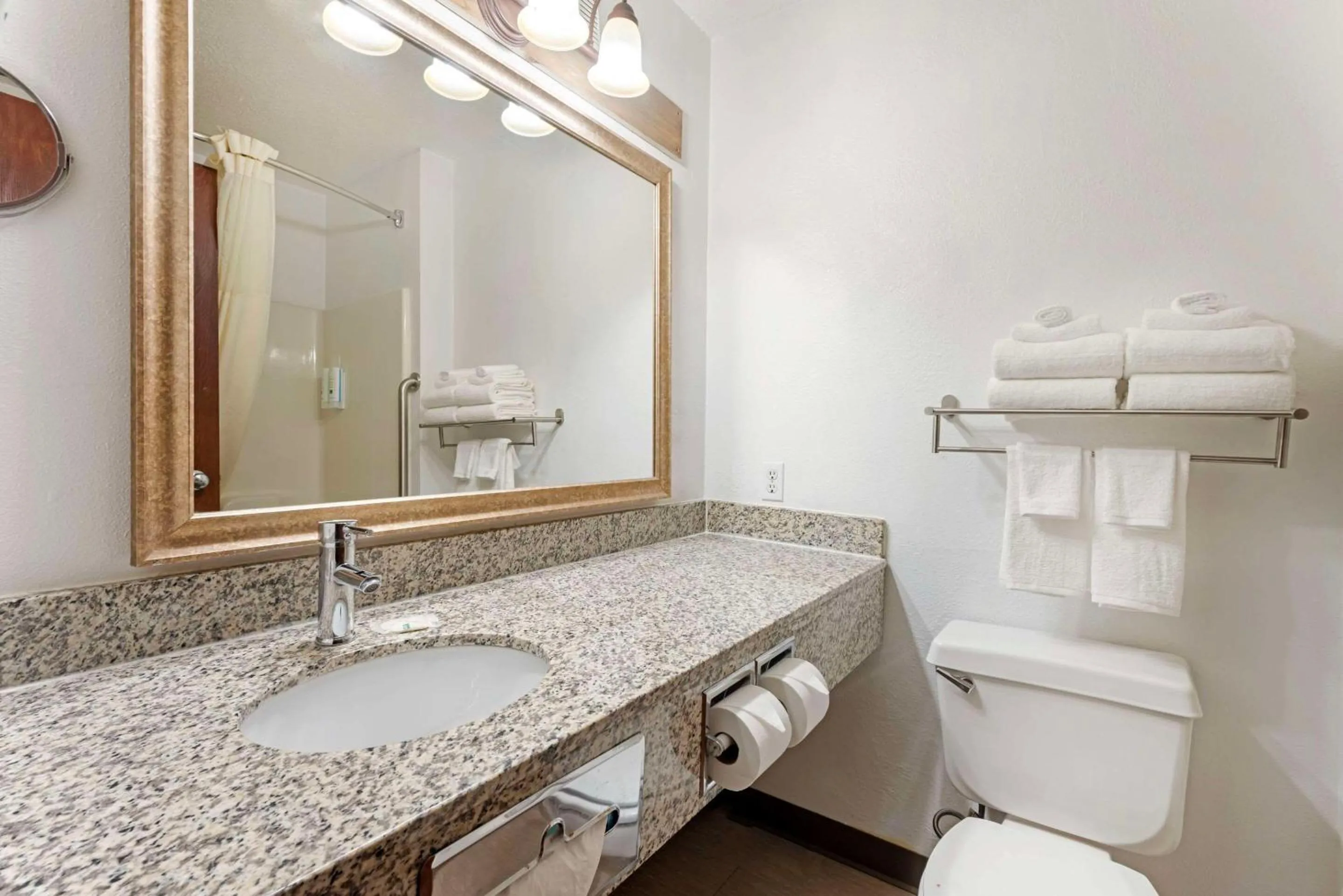 Bedroom in Quality Inn Bemidji