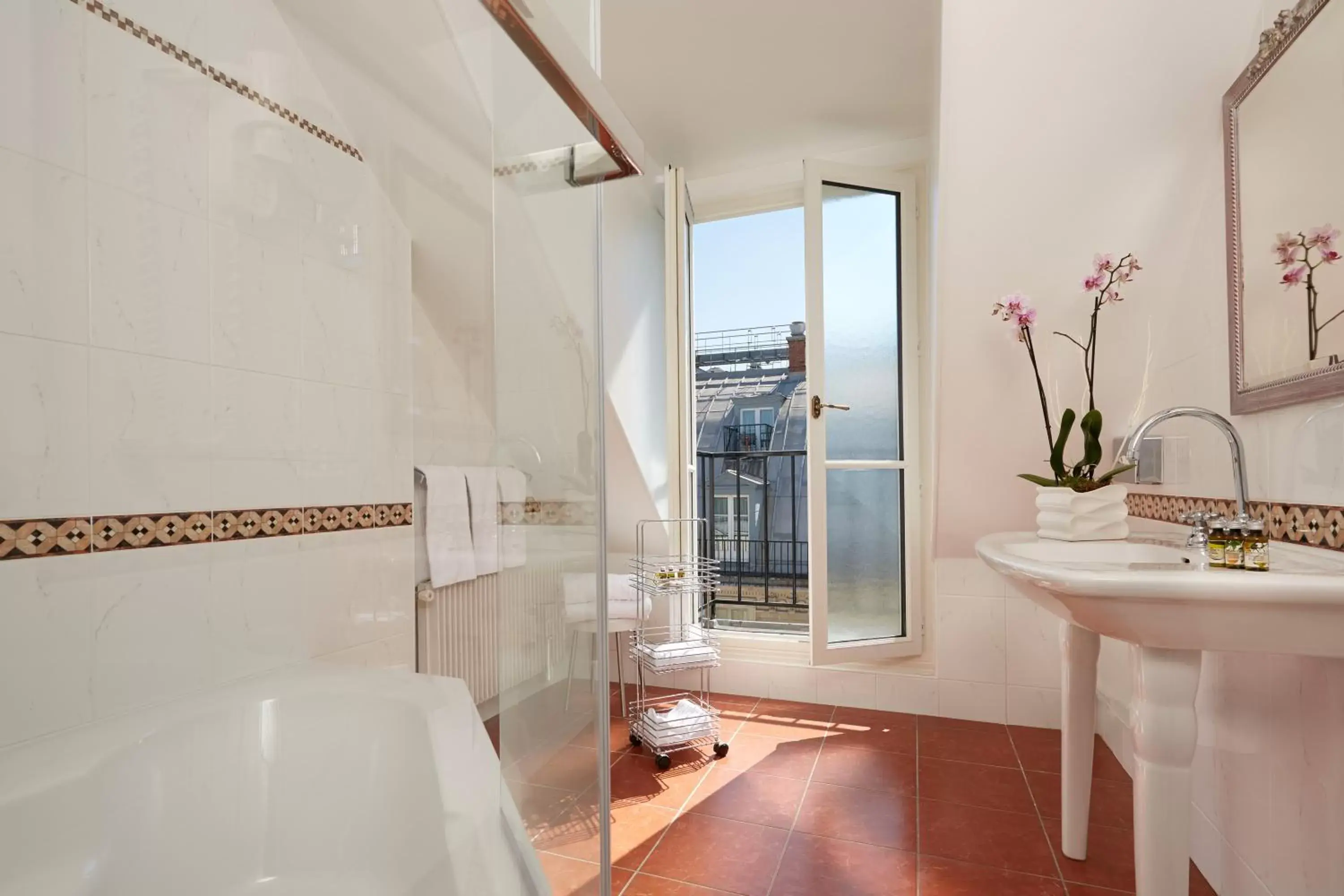 Bathroom in Hôtel Mayfair Paris