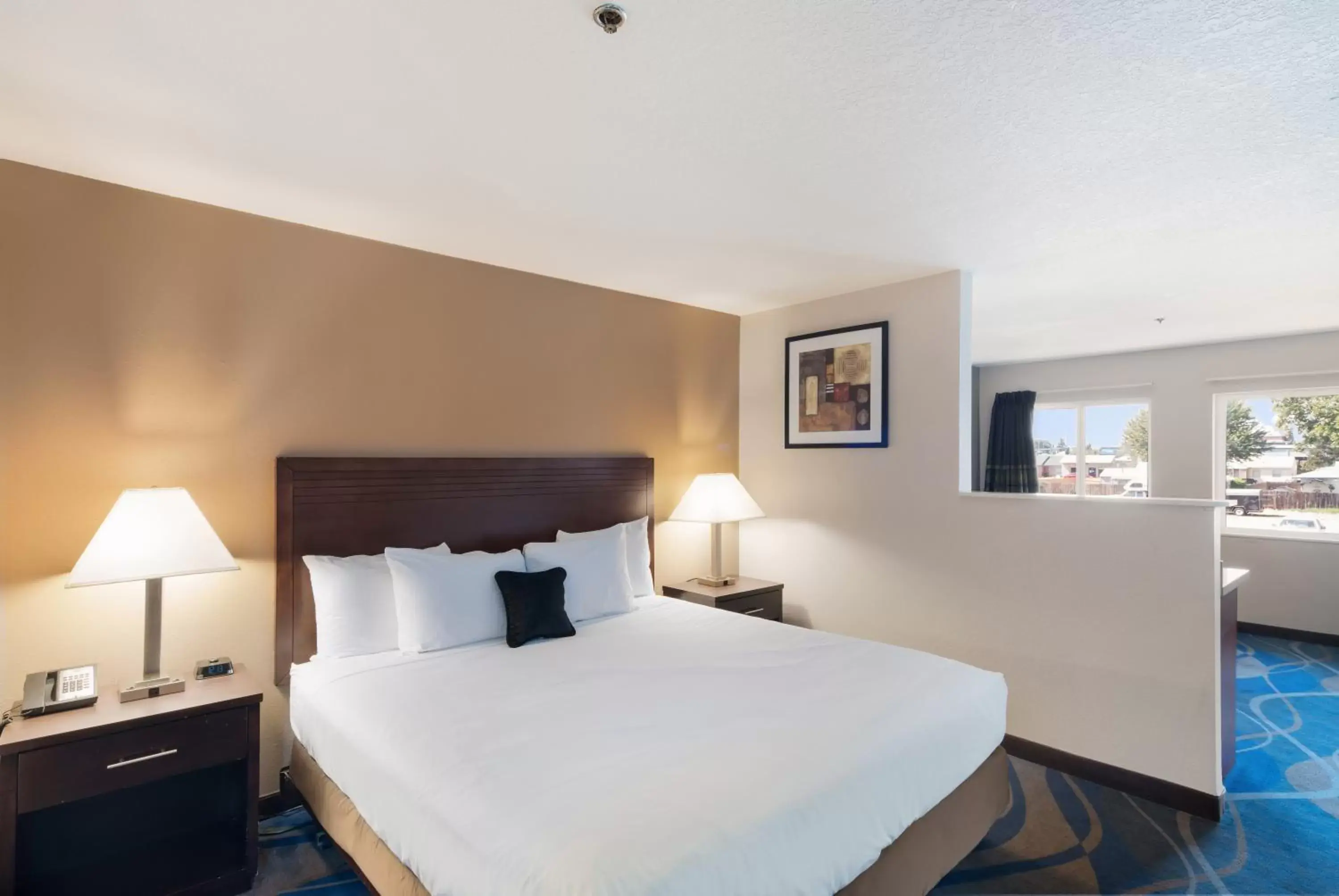 Bed in Red Lion Inn & Suites Kennewick Tri-Cities