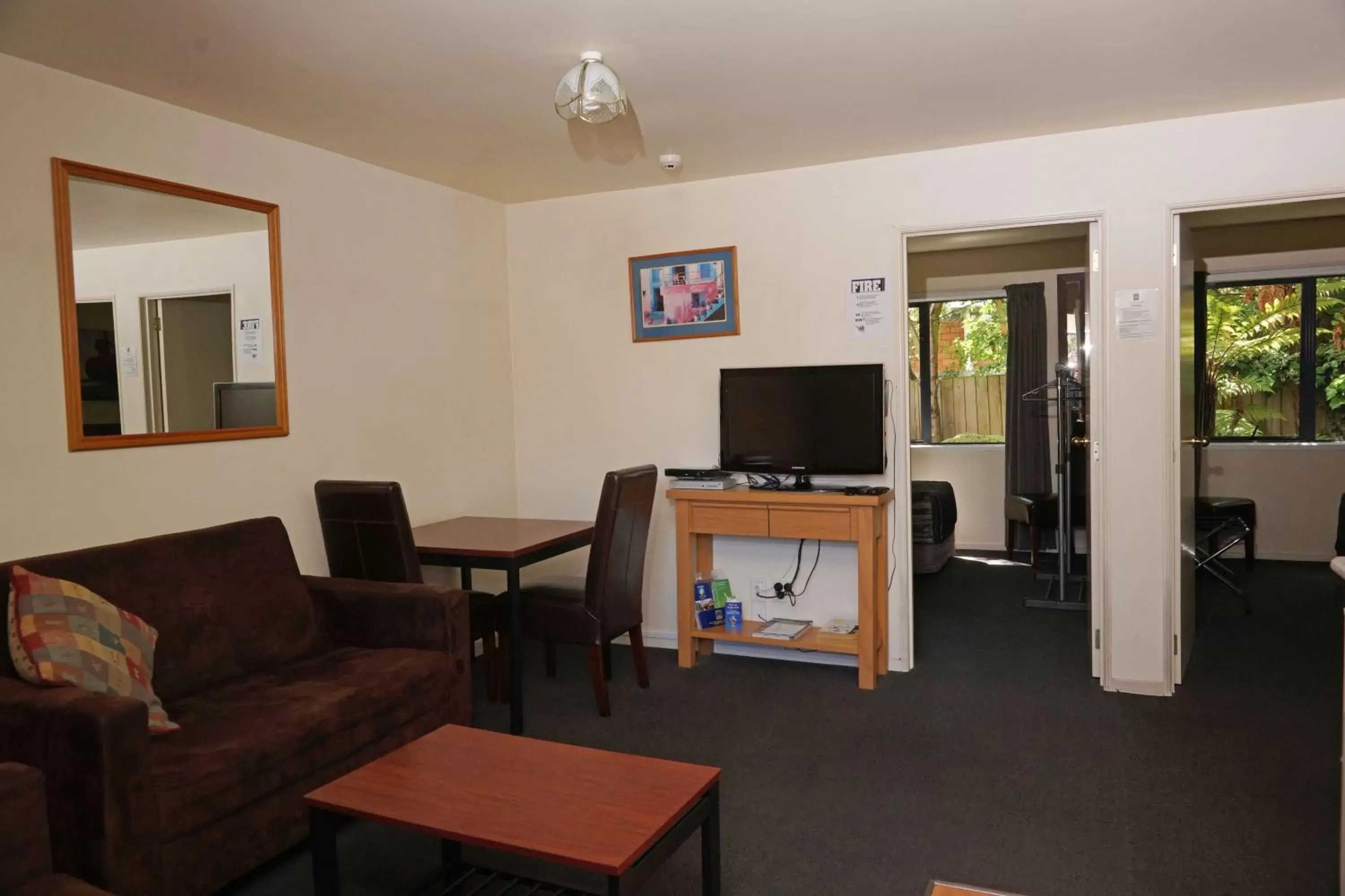 Living room, TV/Entertainment Center in Sherborne Motor Lodge