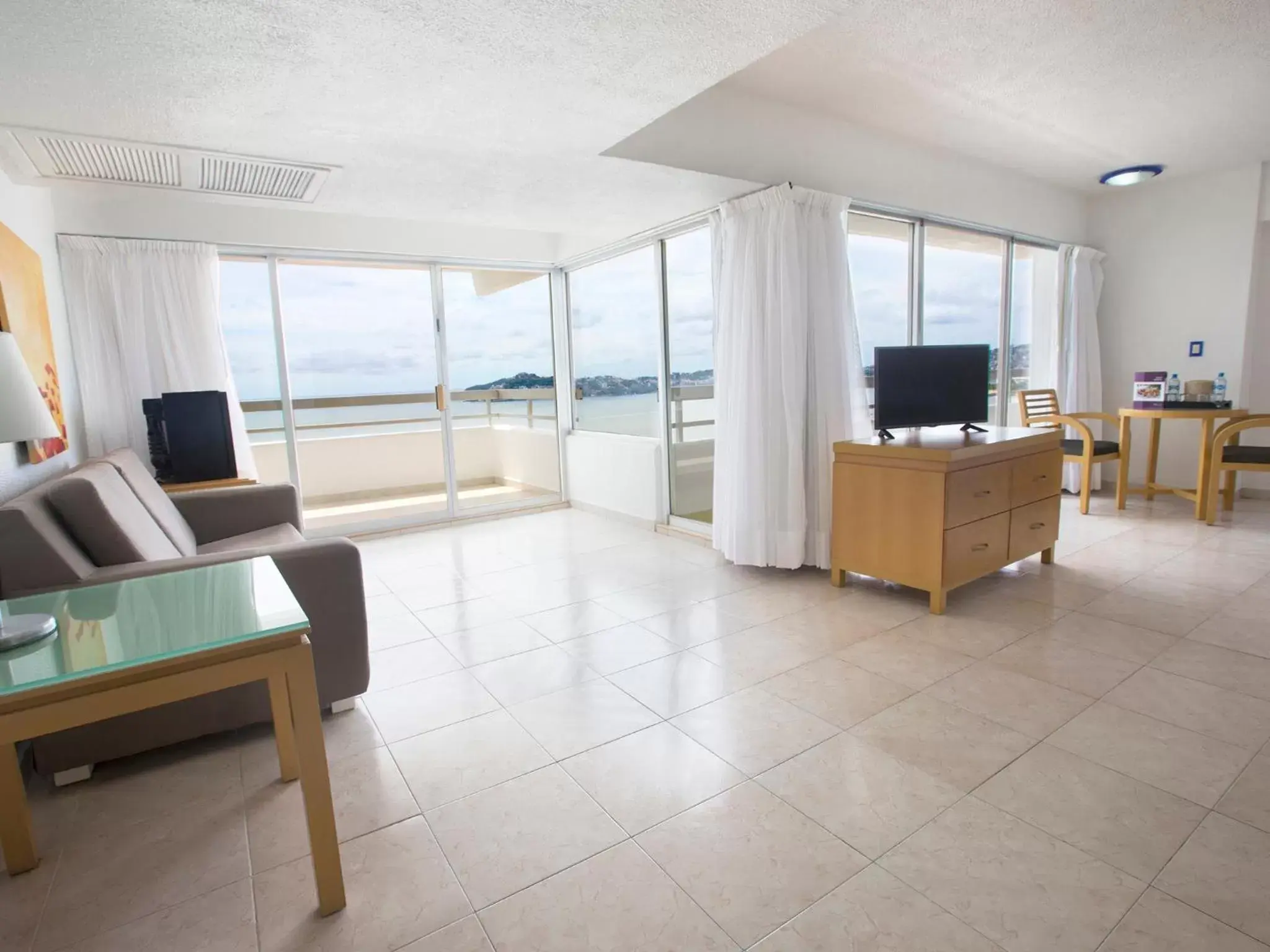 Living room, TV/Entertainment Center in HS HOTSSON Smart Acapulco