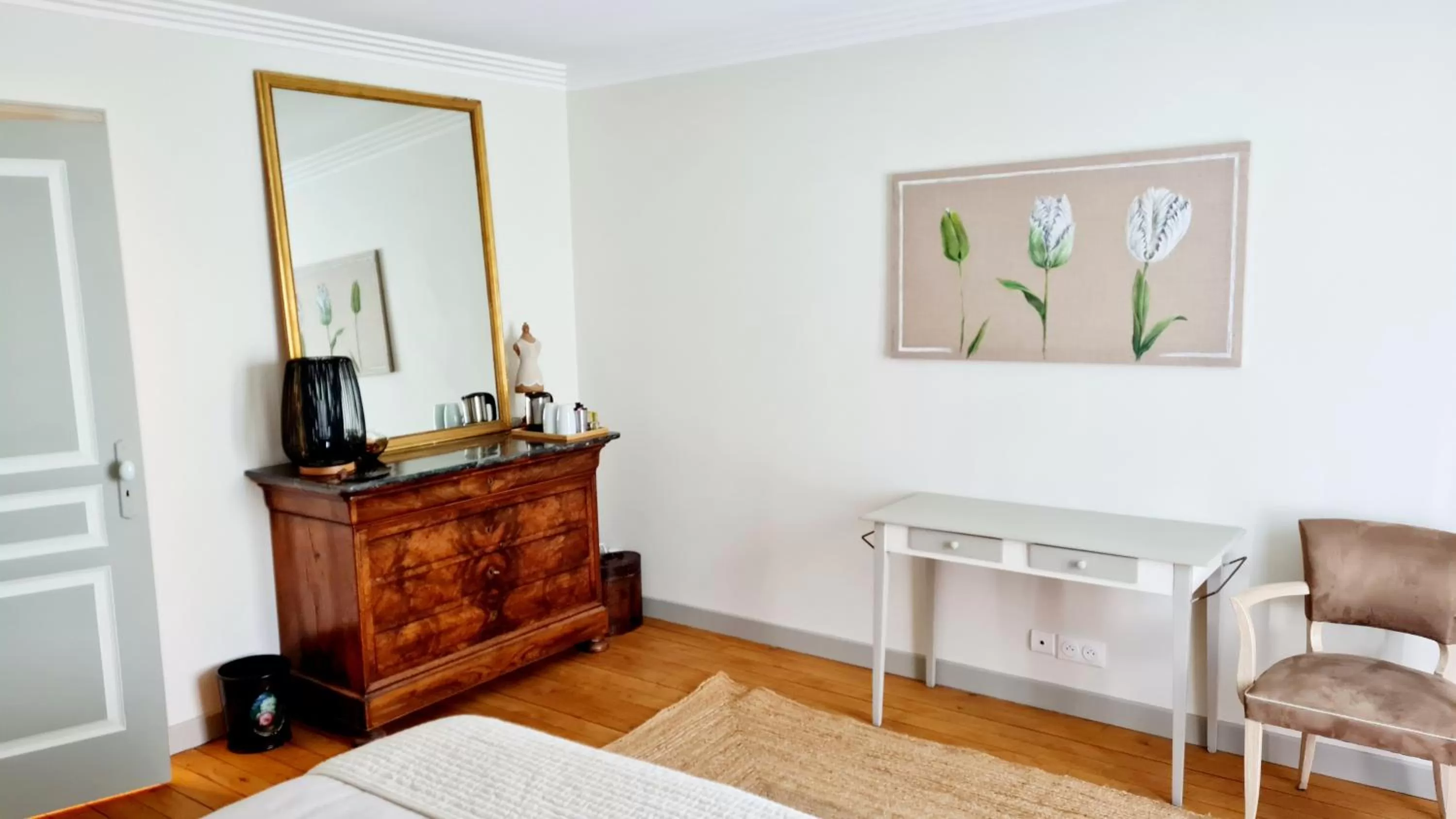 Bed, TV/Entertainment Center in Le Plessis BBB