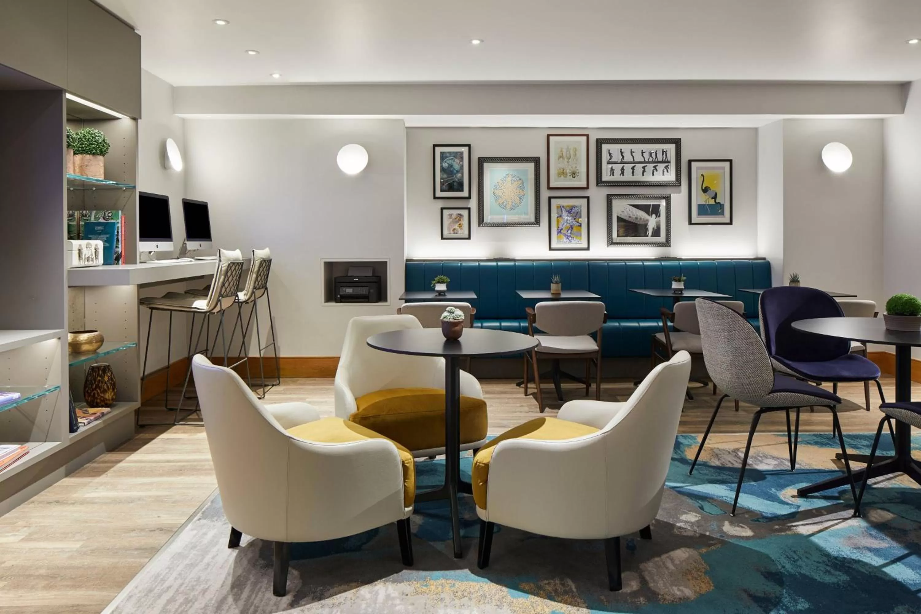 Lounge or bar in London Marriott Hotel Kensington