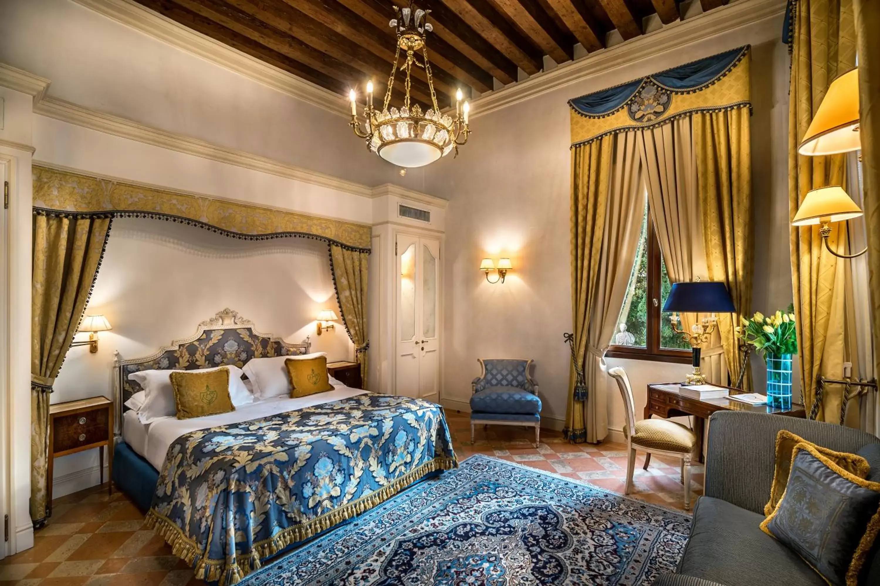Photo of the whole room, Bed in Relais et Châteaux Hotel Villa Franceschi