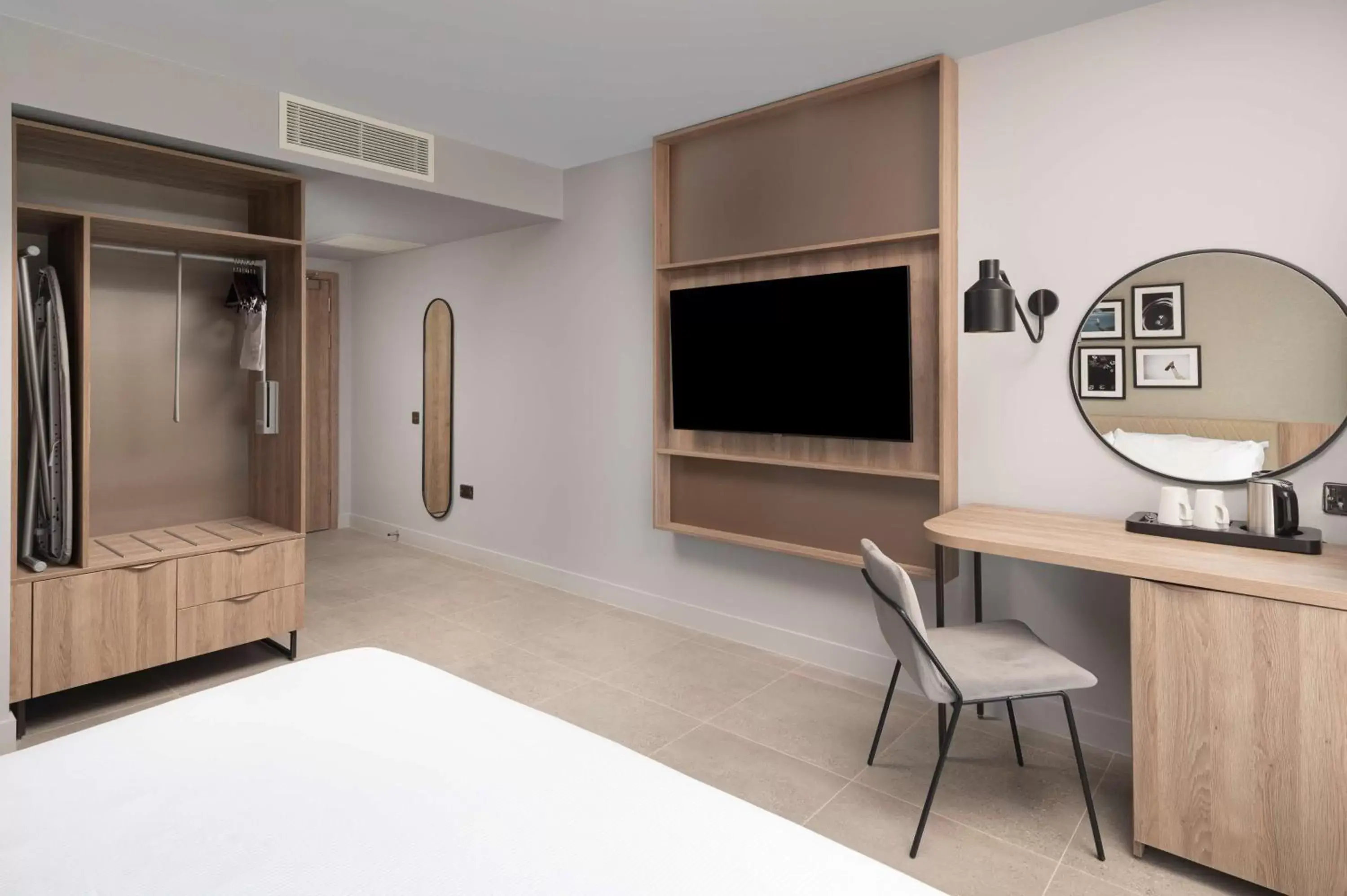 Bedroom, TV/Entertainment Center in Hilton Garden Inn Silverstone