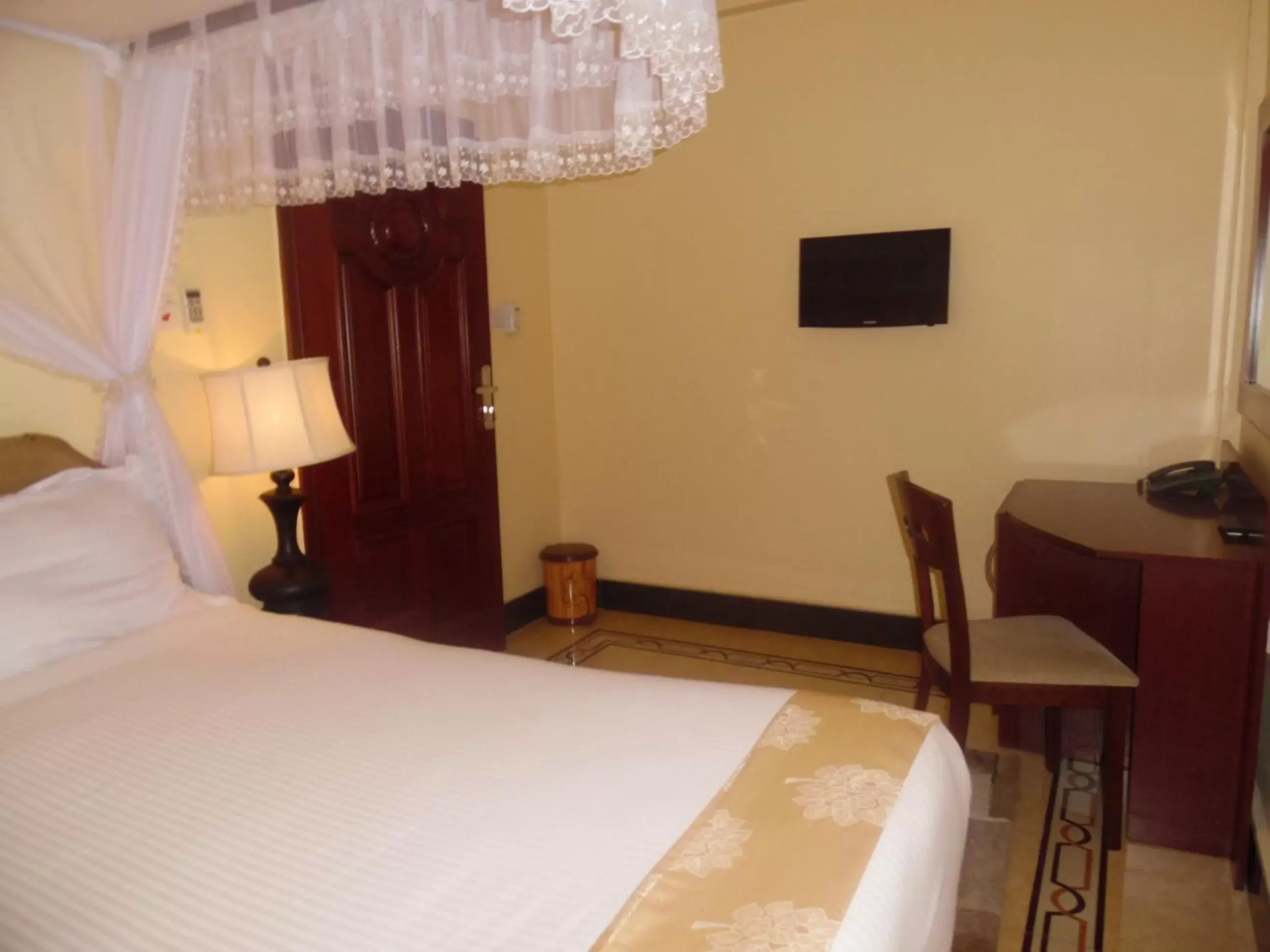 Property building, Bed in Lantana Hotel