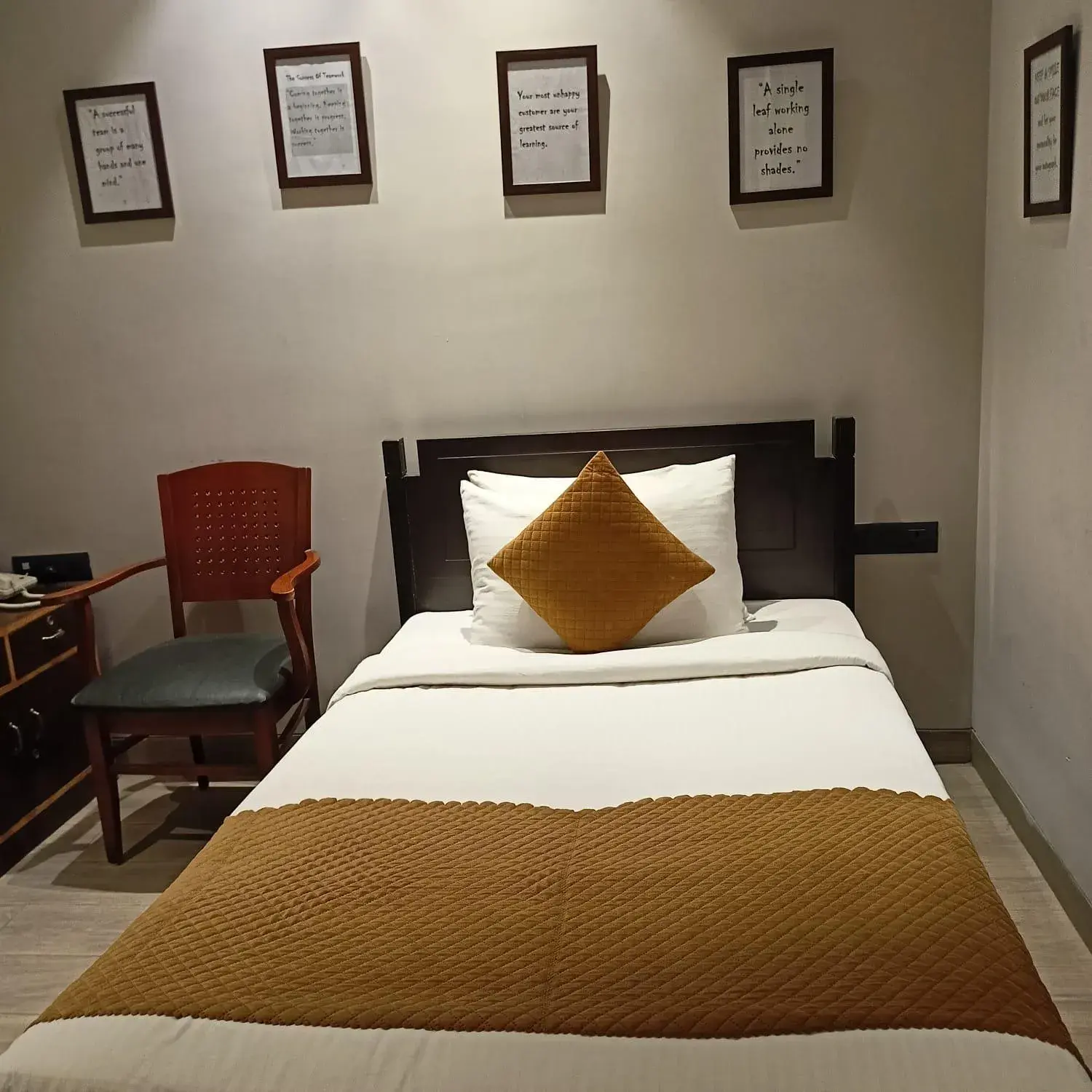 Bedroom, Bed in Cosy Grand, Near Chanakyapuri, Embassy Area