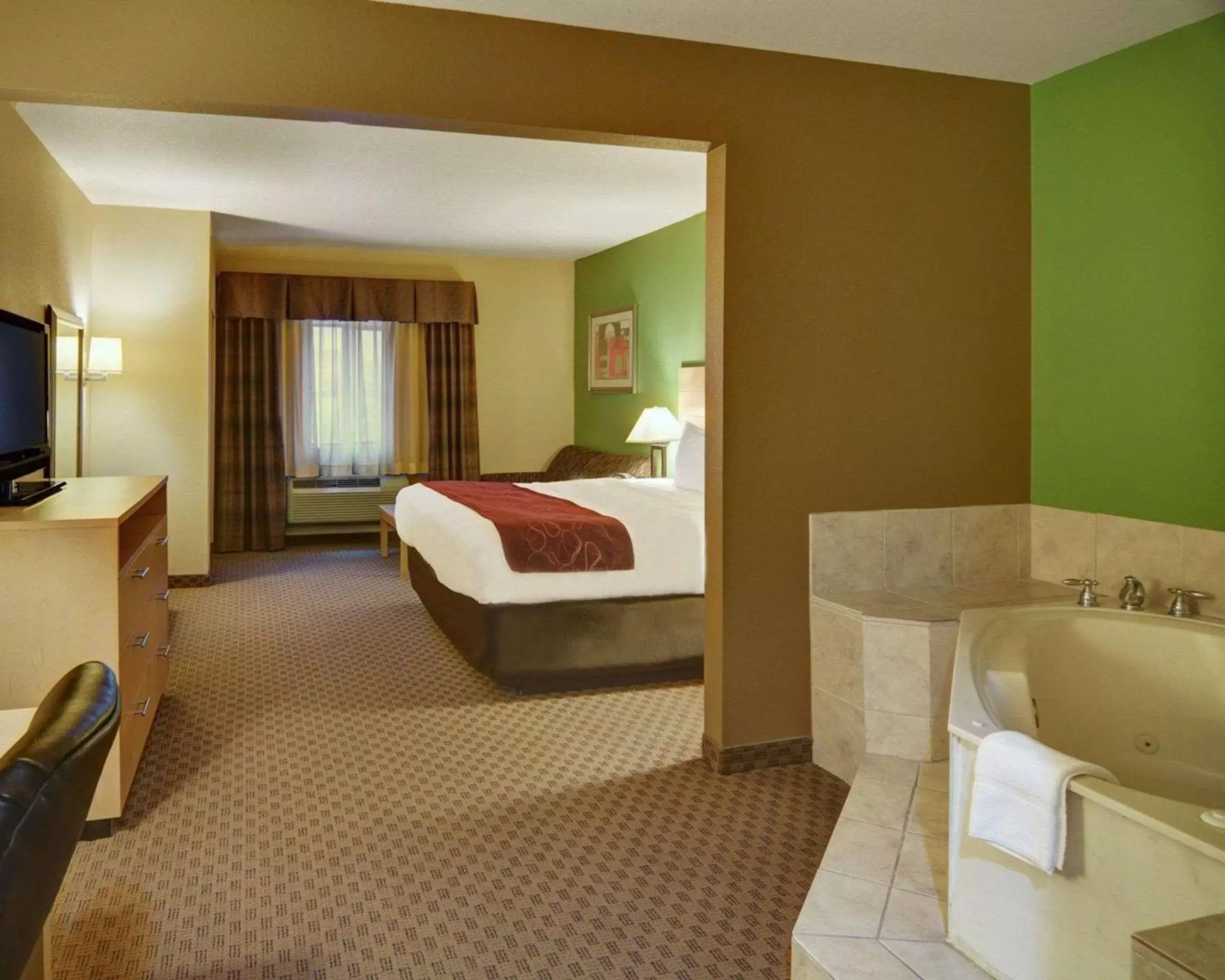 Photo of the whole room, Bed in Comfort Suites Lindale