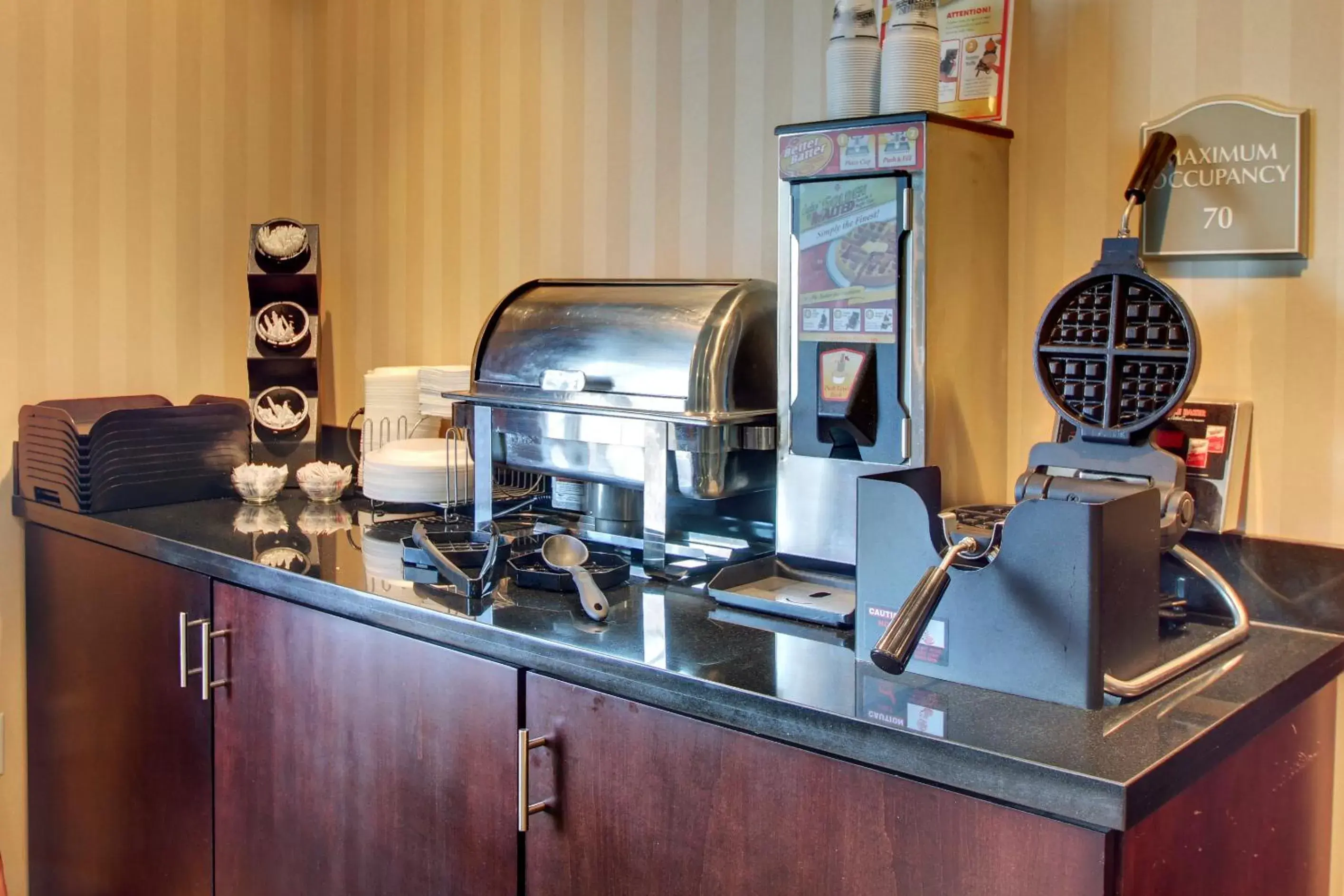 Continental breakfast, Kitchen/Kitchenette in Cobblestone Inn & Suites - Carrington