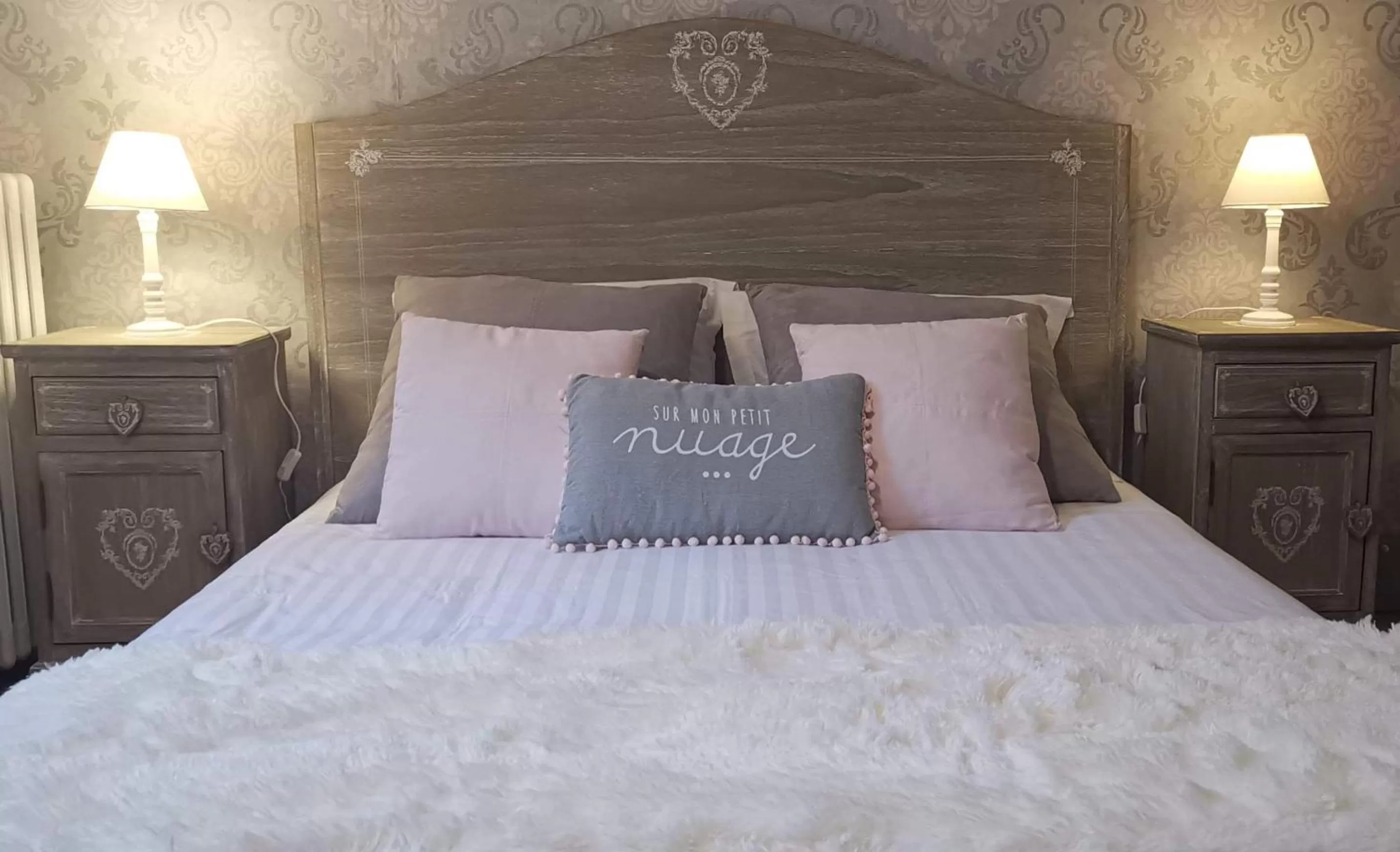 Bed in Logis Hotel La Tourelle du Beffroi