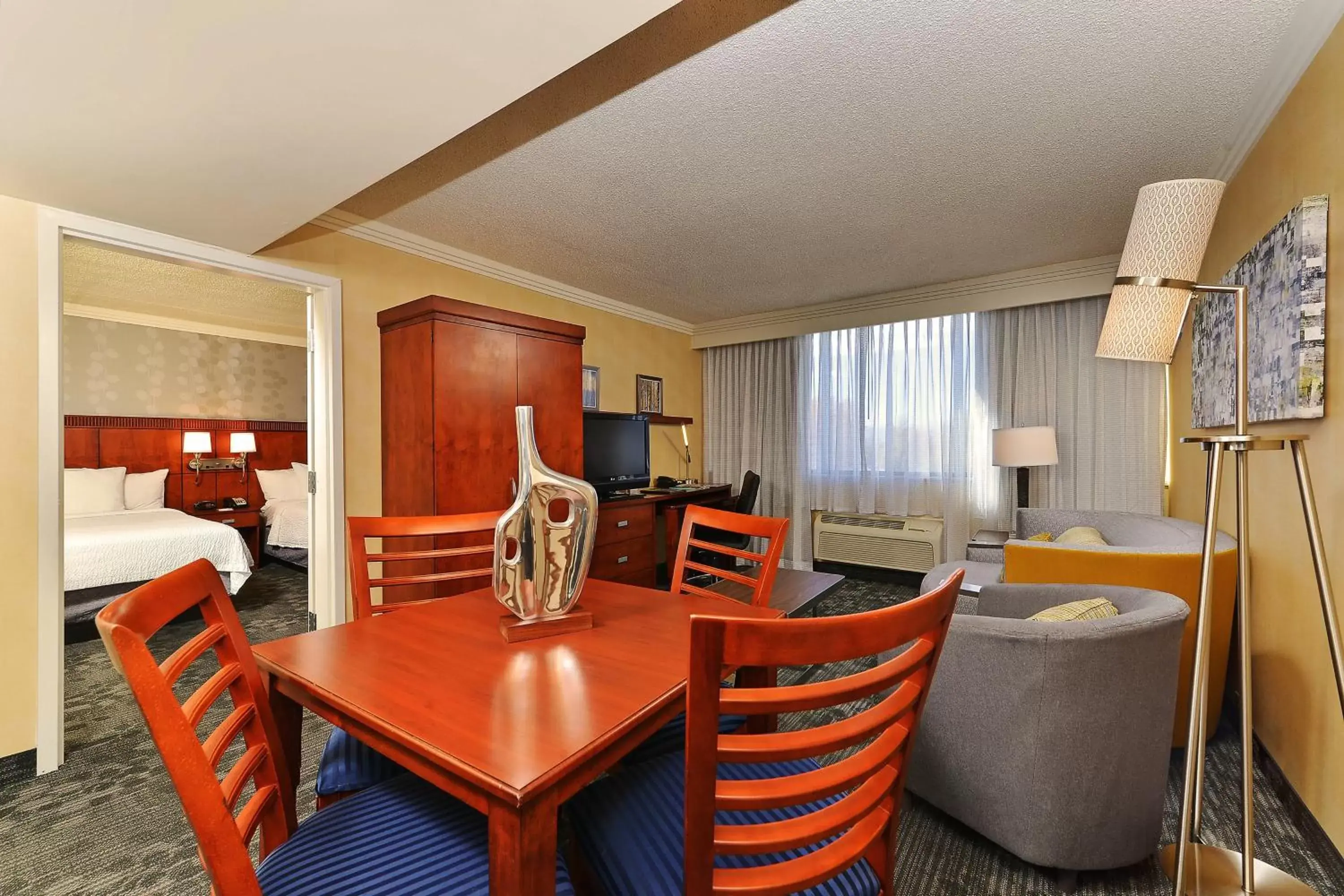 Photo of the whole room, Dining Area in Courtyard by Marriott Denver Cherry Creek