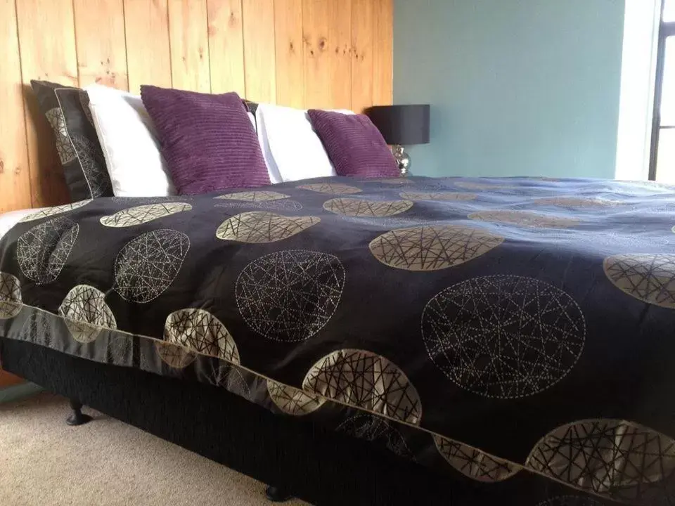 Bed in Grafton Cottage & Chalets