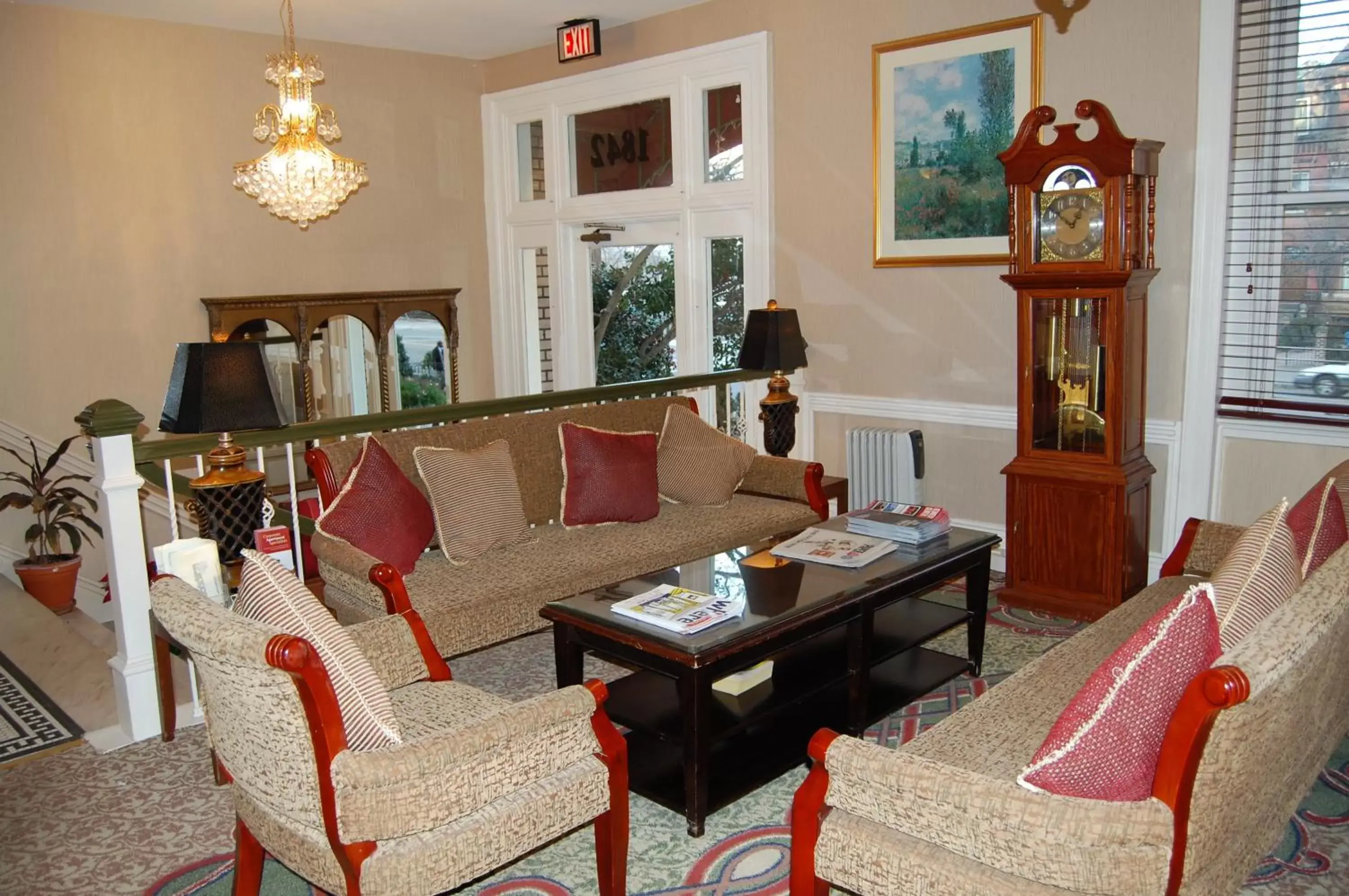 Communal lounge/ TV room, Seating Area in Windsor Inn Hotel