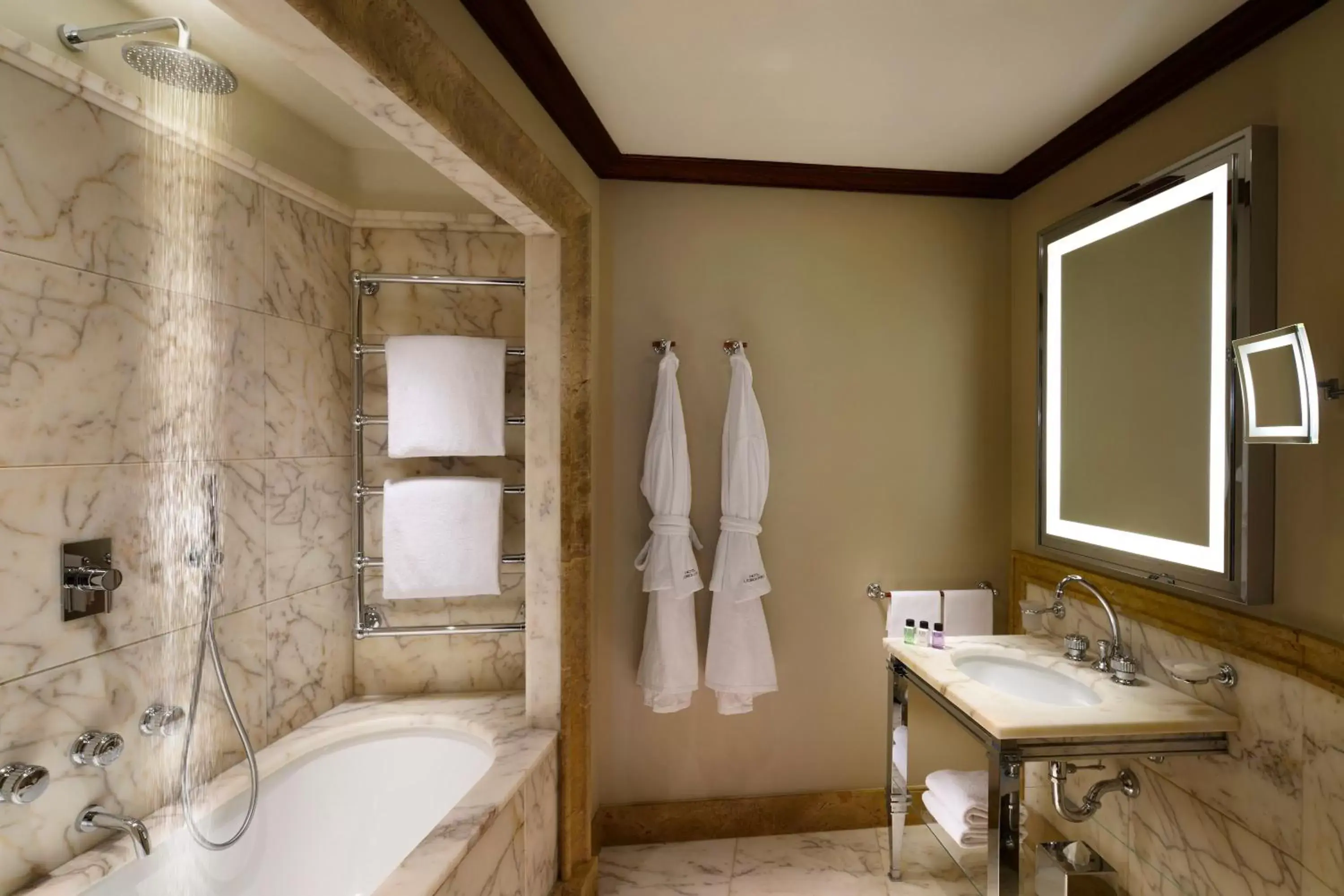 Hot Tub, Bathroom in Hotel L'Orologio - WTB Hotels