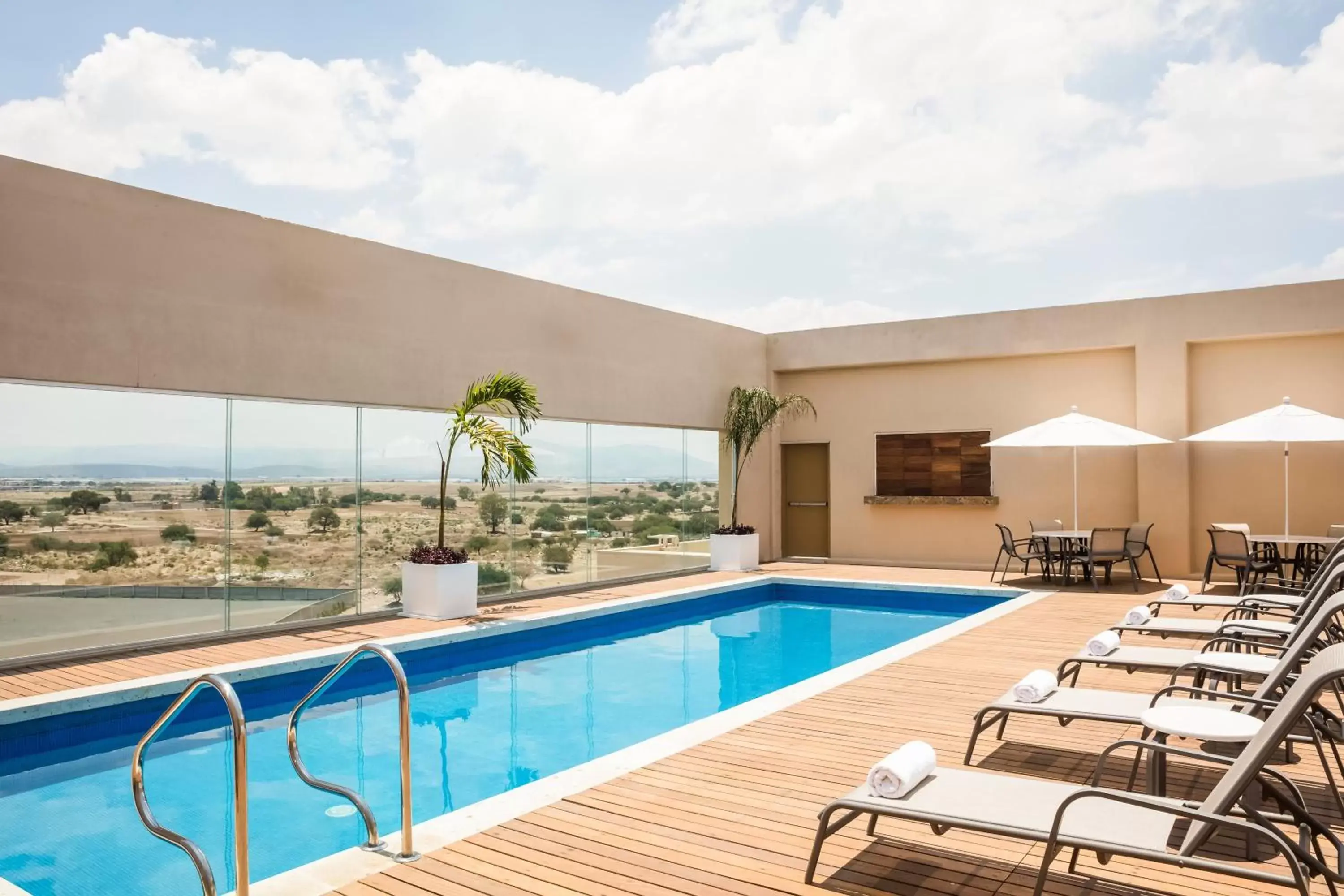 Swimming Pool in Fiesta Inn Silao Puerto Interior