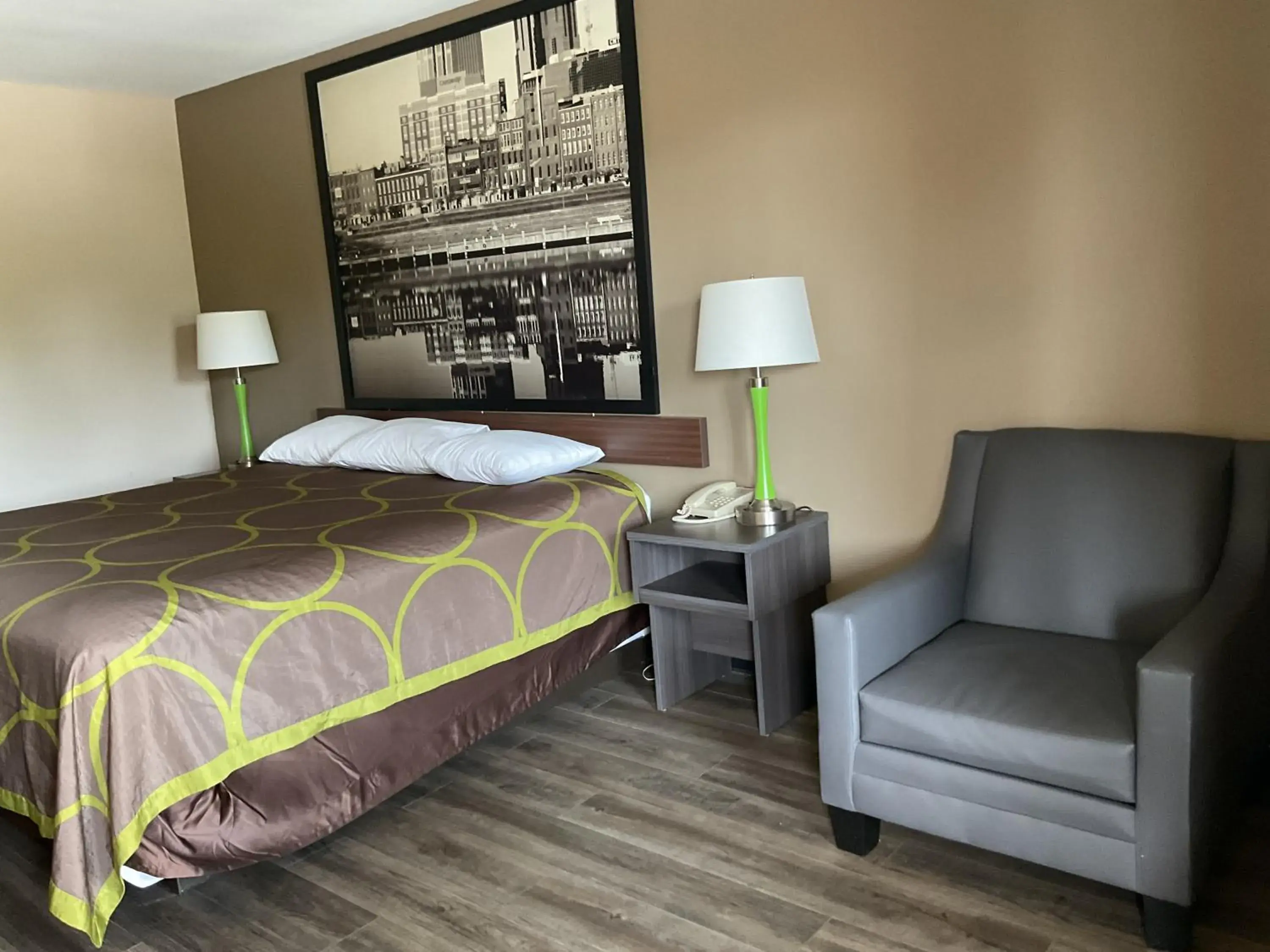 Seating area, Bed in Super 8 by Wyndham Chattanooga/East Ridge