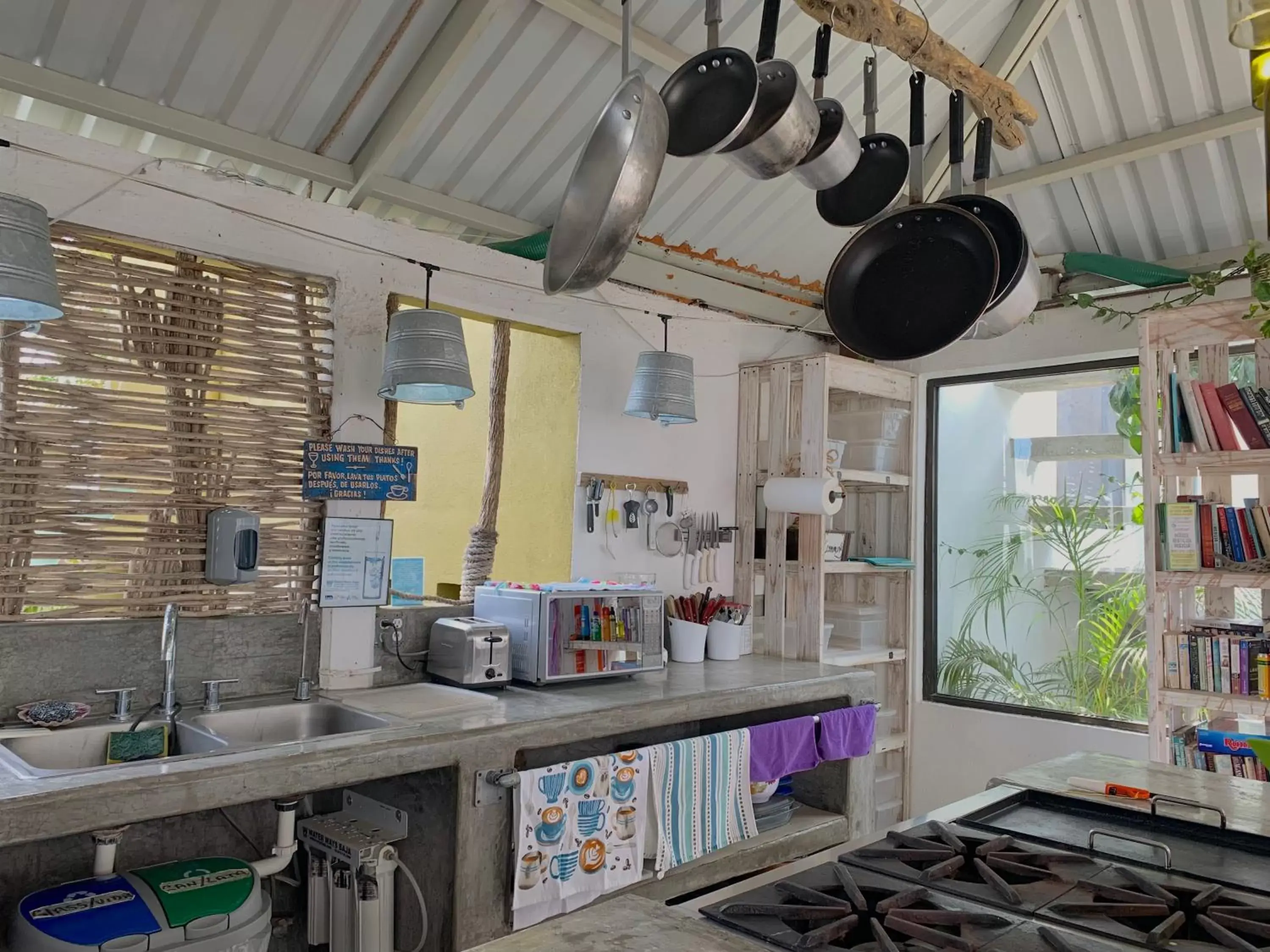 Communal kitchen, Kitchen/Kitchenette in Perro Surfero Hotel