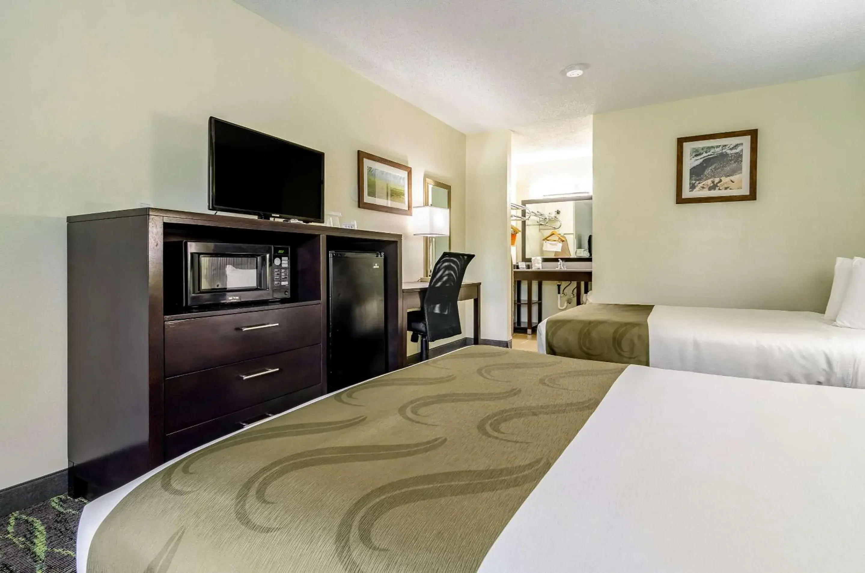 Photo of the whole room, Bed in Quality Inn & Suites Creedmor - Butner