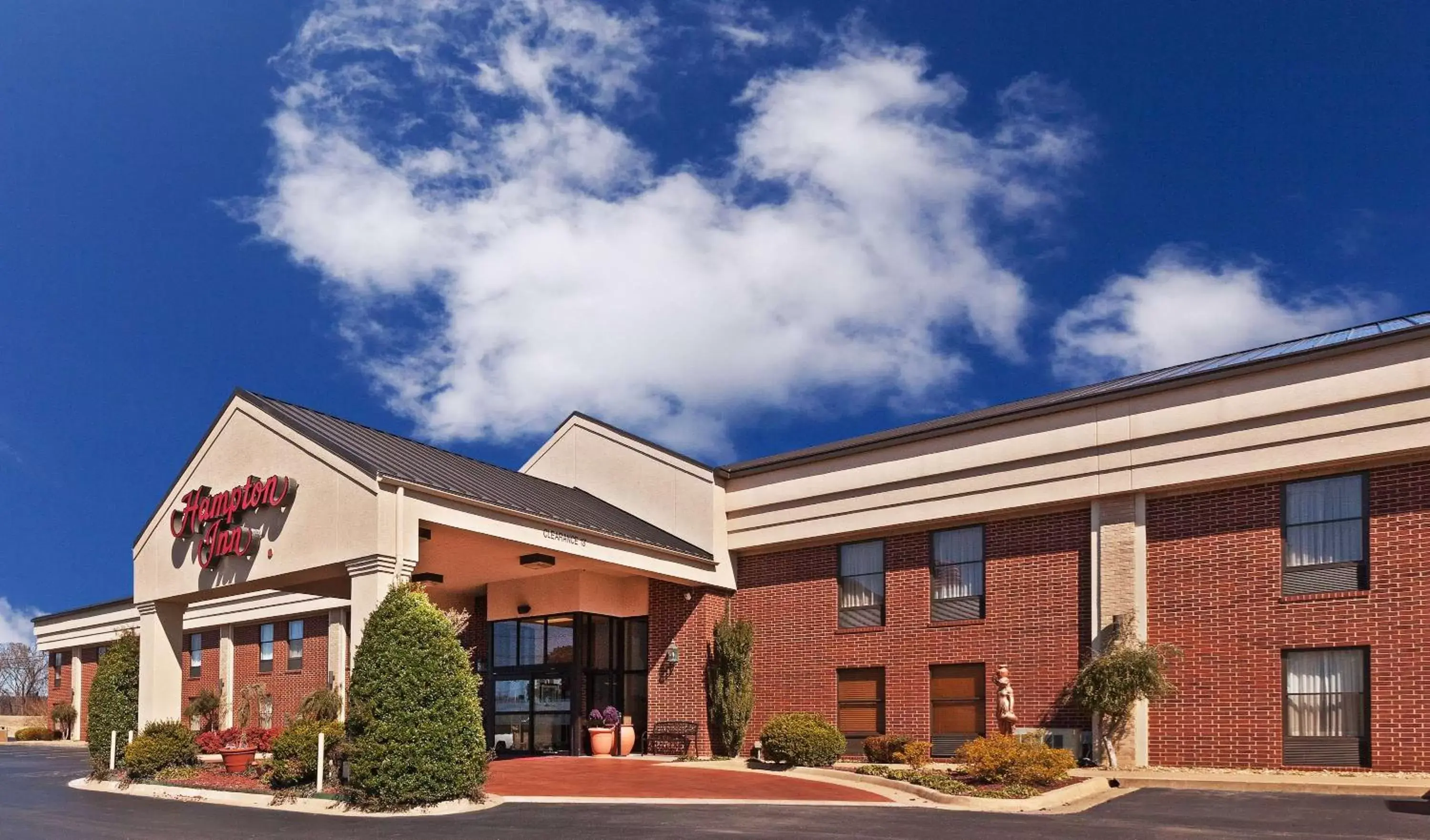 Property Building in Hampton Inn Clarksville