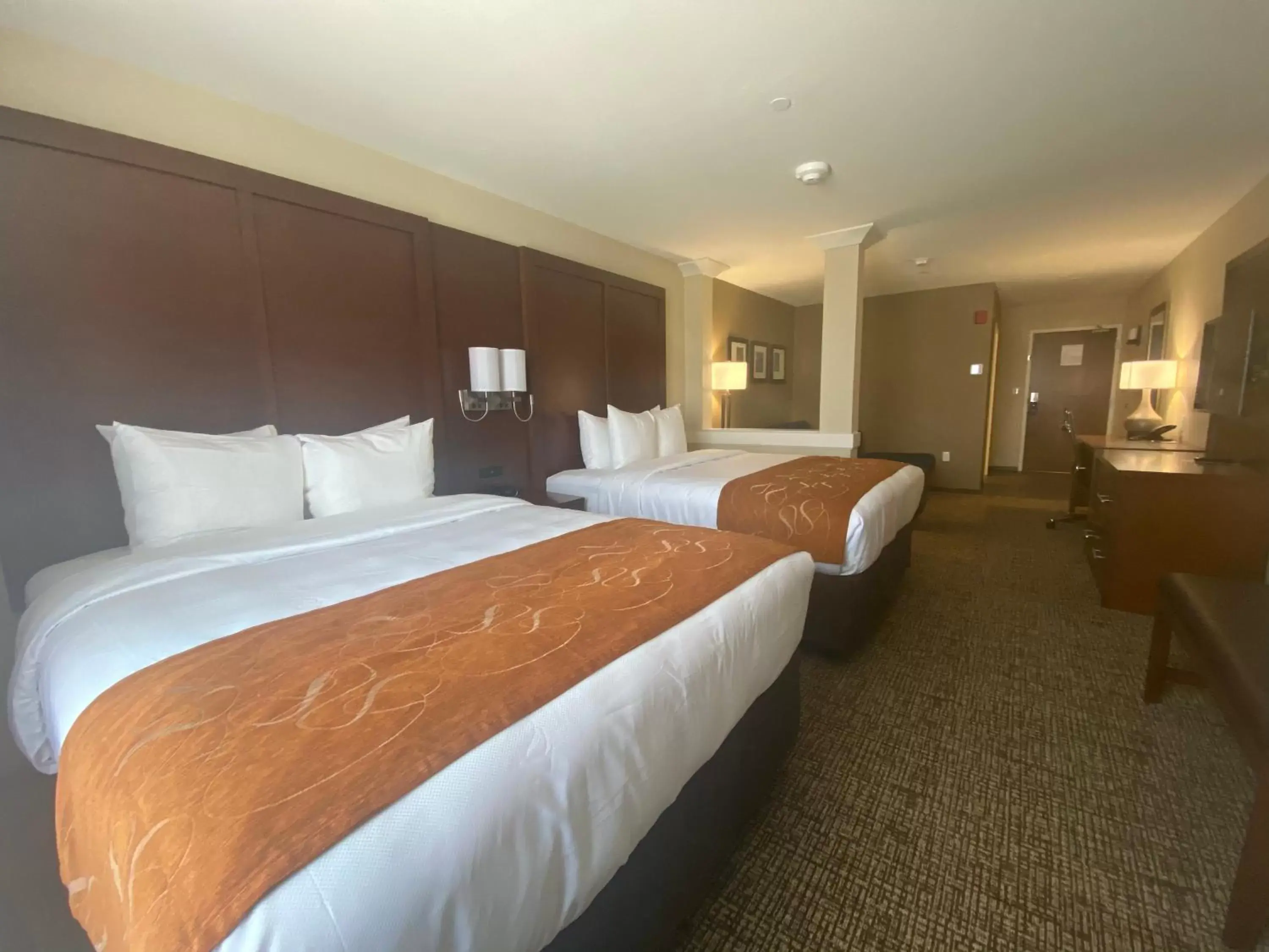 Bed in Comfort Suites Midland West