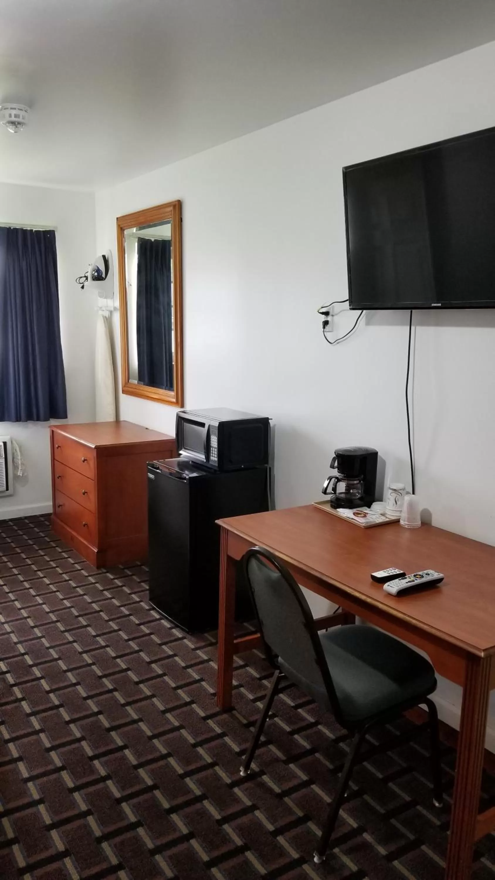 TV and multimedia in Budget Inn Breezewood