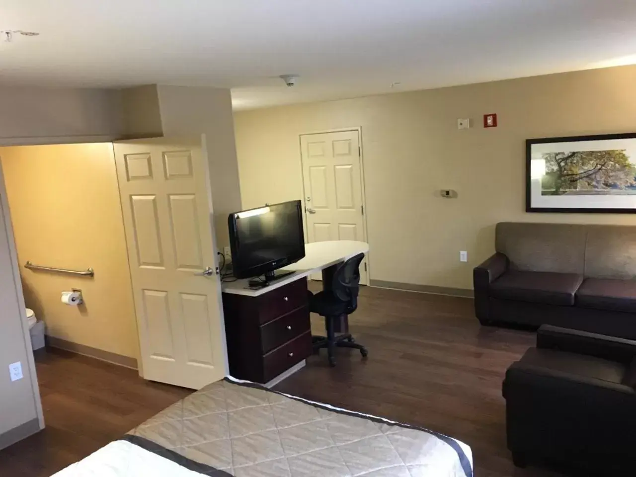 Bed, TV/Entertainment Center in Extended Stay America Suites - Columbus - Polaris