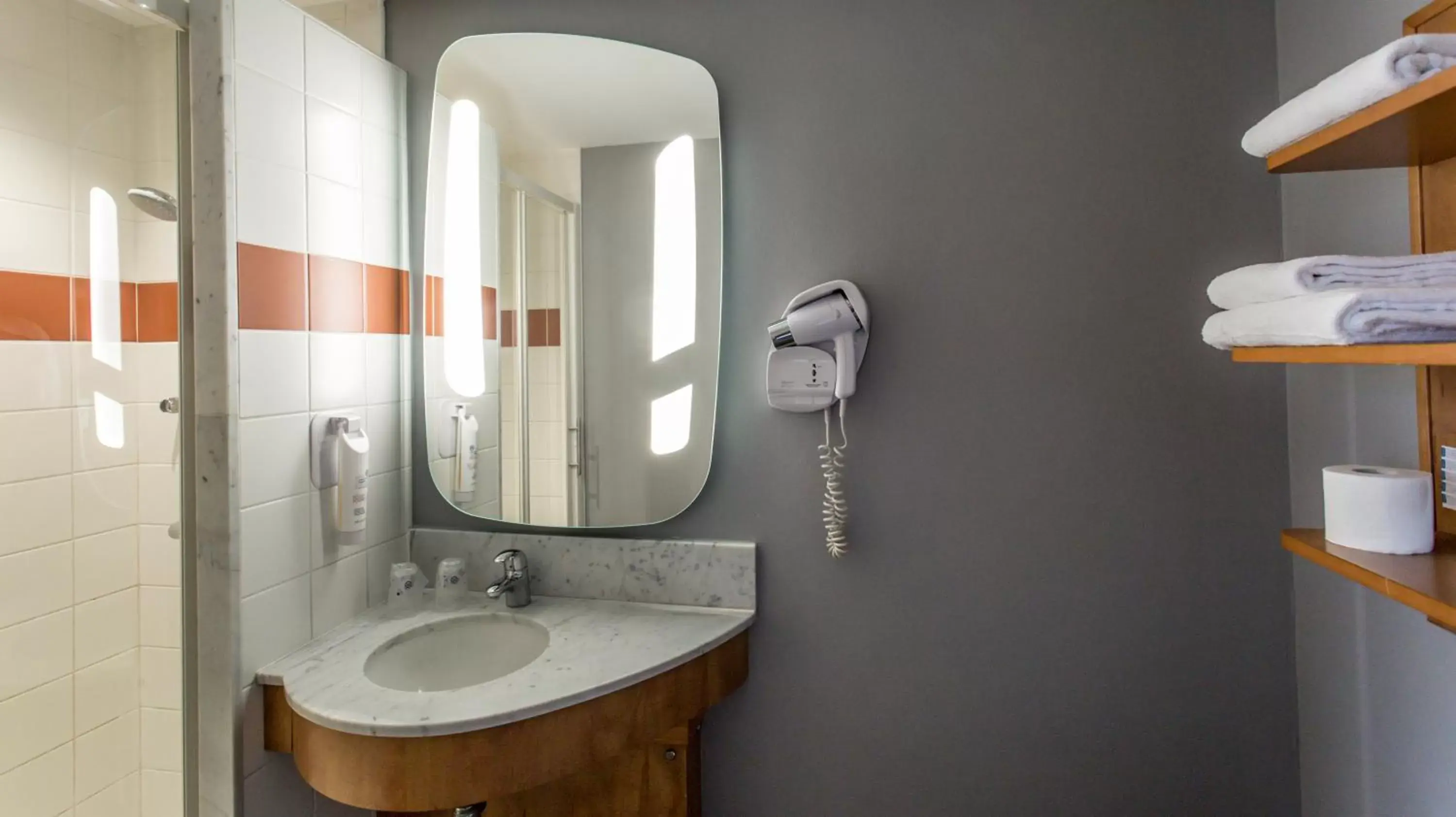 Bathroom in The Originals City, Hôtel Le Berry, Bourges