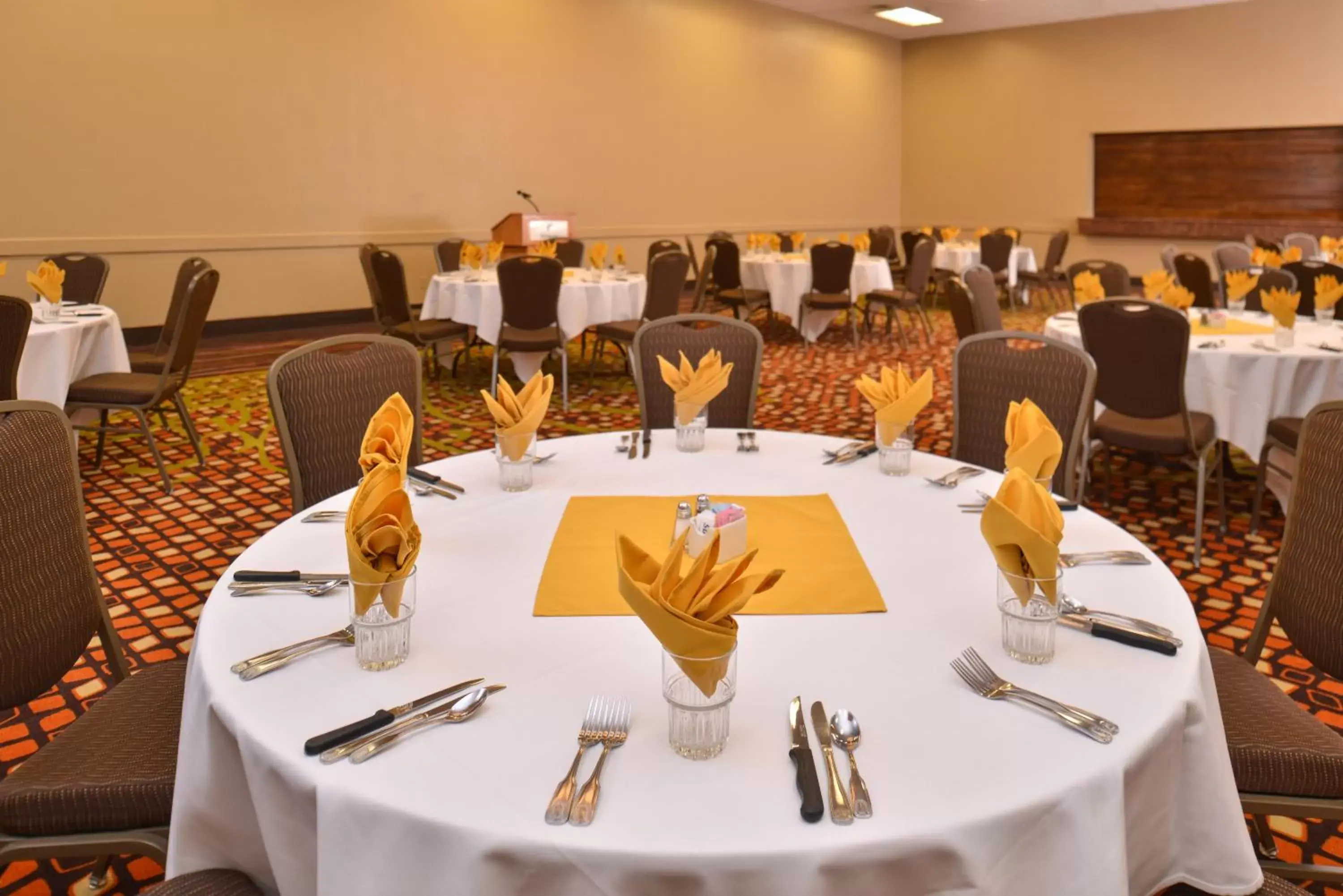 Banquet/Function facilities, Restaurant/Places to Eat in Ramada Plaza by Wyndham Sheridan Hotel & Convention Center