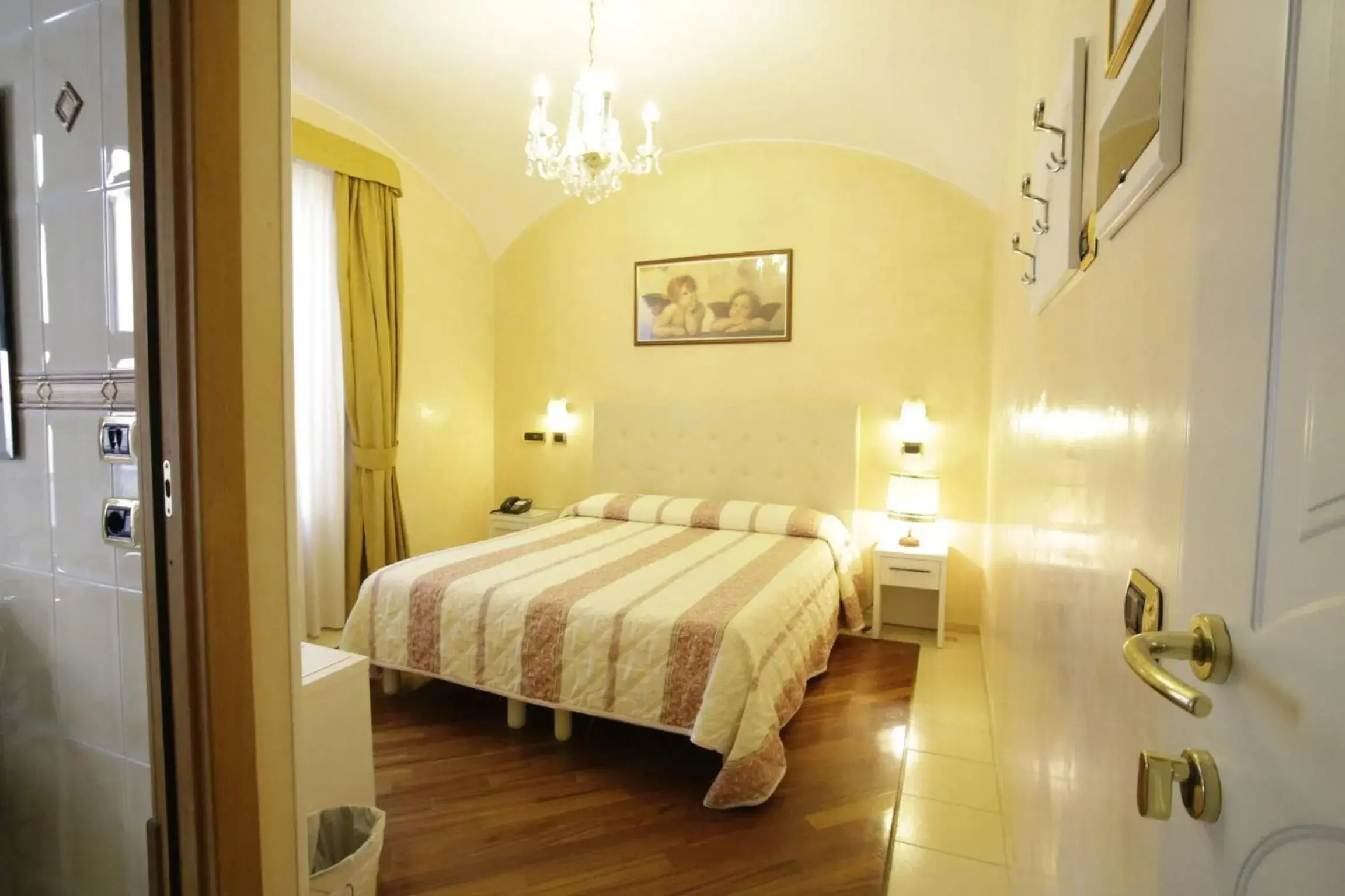 Photo of the whole room, Bed in Hotel Vienna Ostenda e Ristorante il Danubio