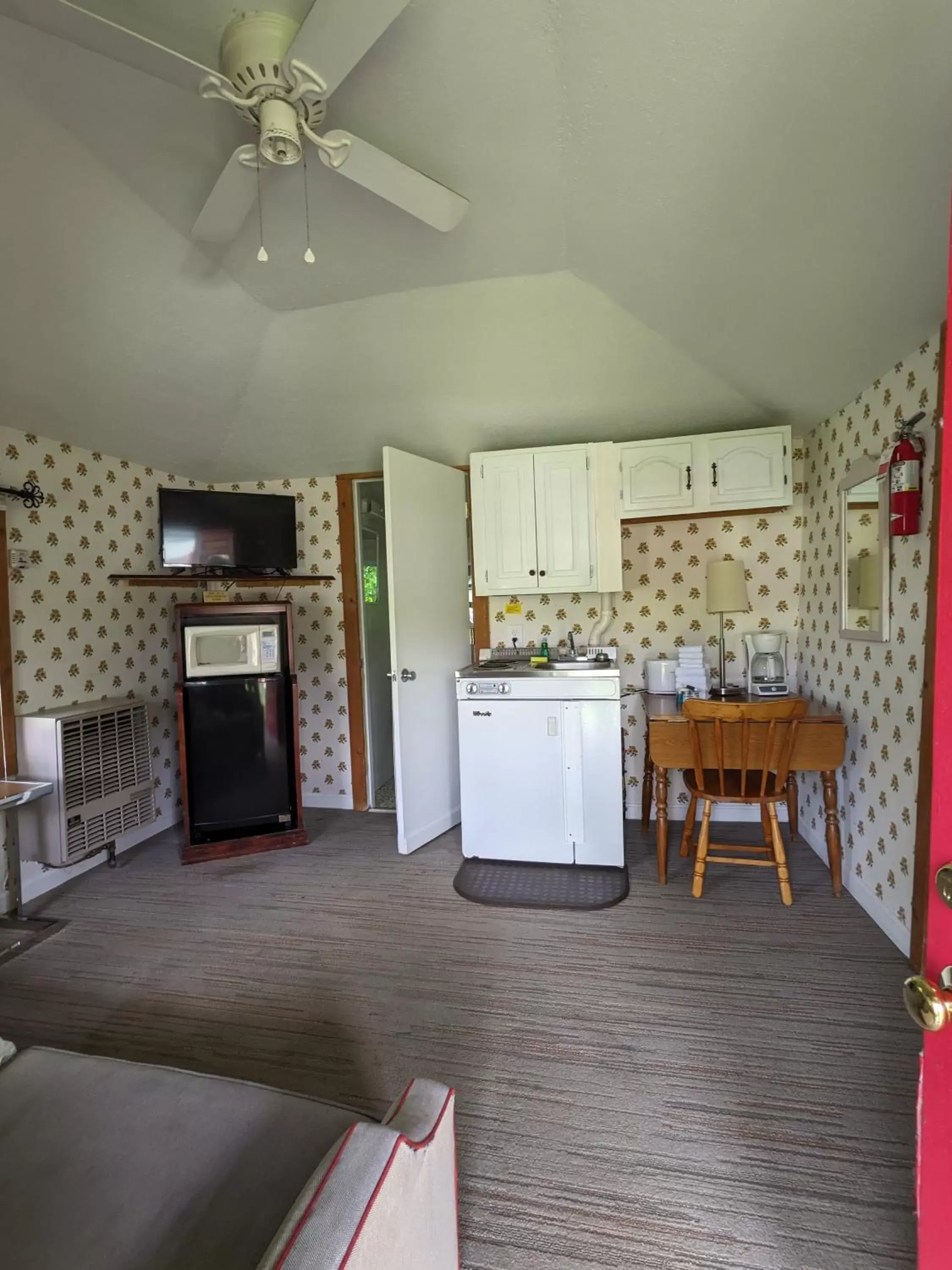 Kitchen/Kitchenette in Perry's Motel and Cottages