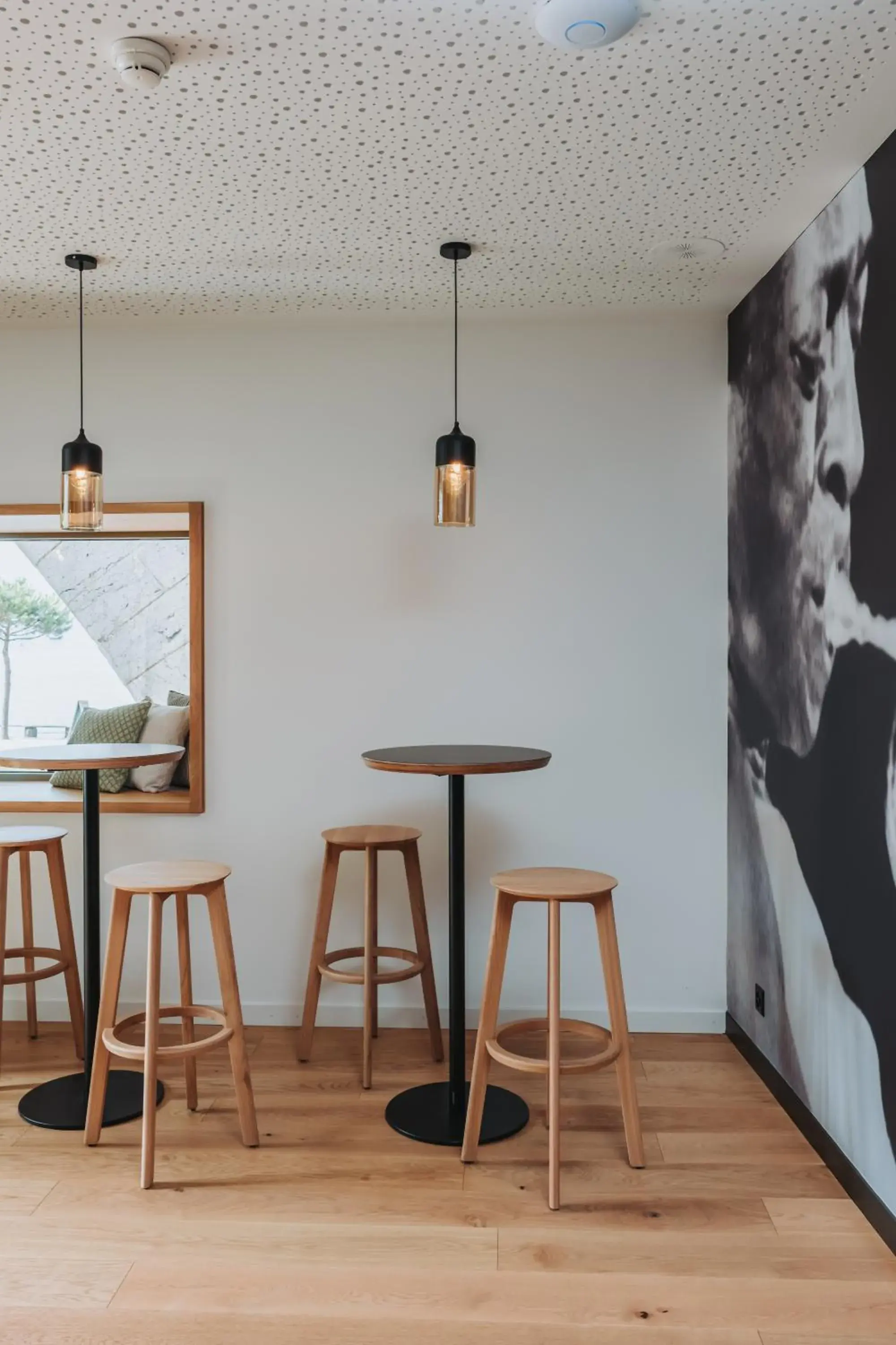 Restaurant/places to eat, Dining Area in Montreux Youth Hostel