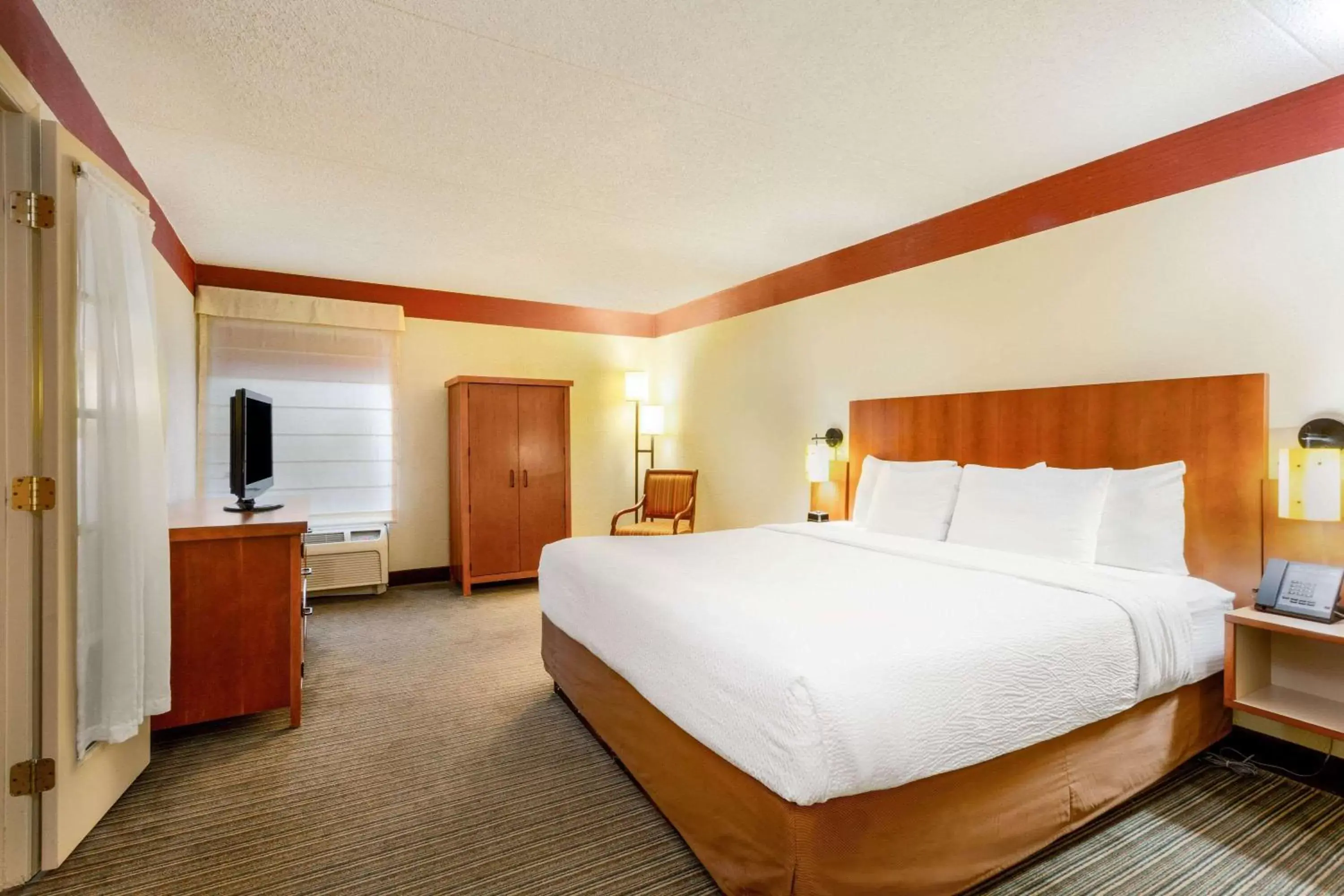 Photo of the whole room, Bed in La Quinta by Wyndham Charlotte Airport North