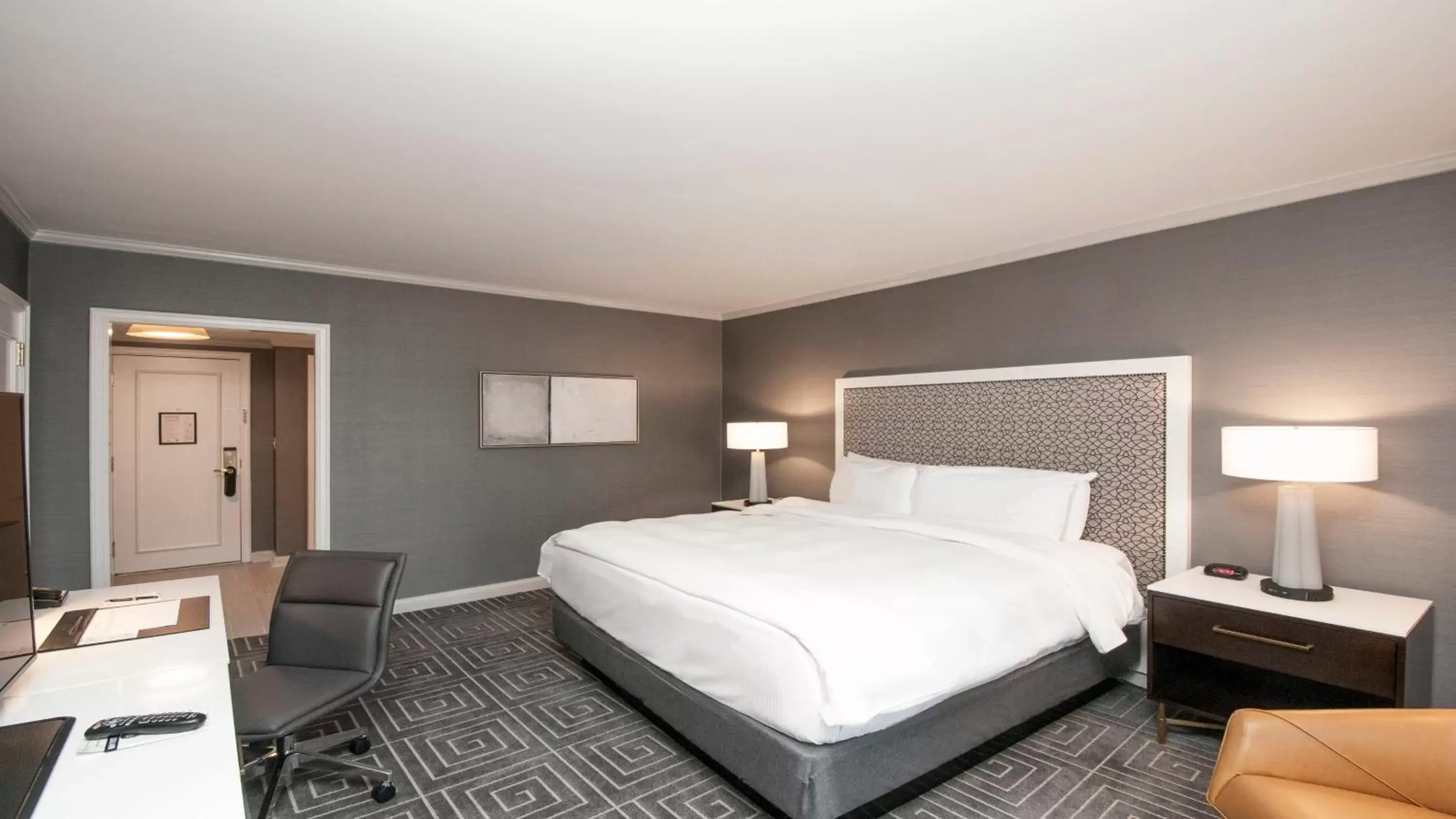 Photo of the whole room, Bed in InterContinental Kansas City at the Plaza, an IHG Hotel