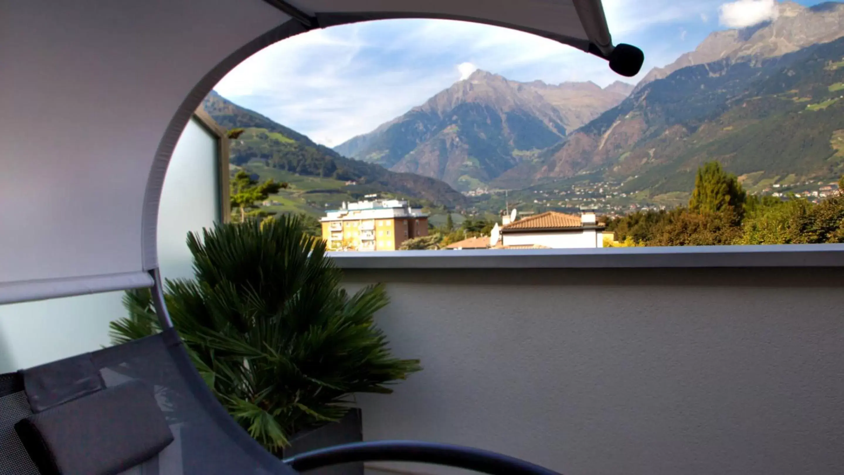 Balcony/Terrace, Mountain View in City Hotel Merano