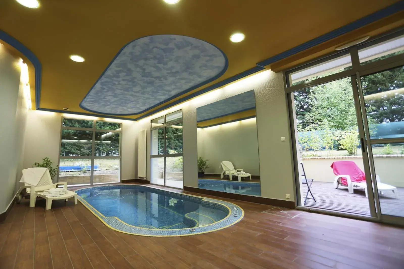 Swimming Pool in Citotel Le Clos Champel