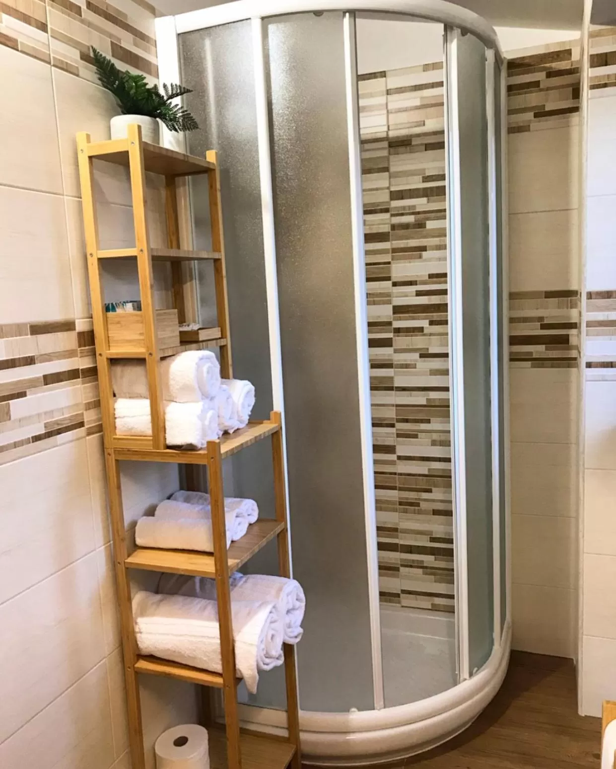 Shower in LA PERGOLA - Affitta Camere