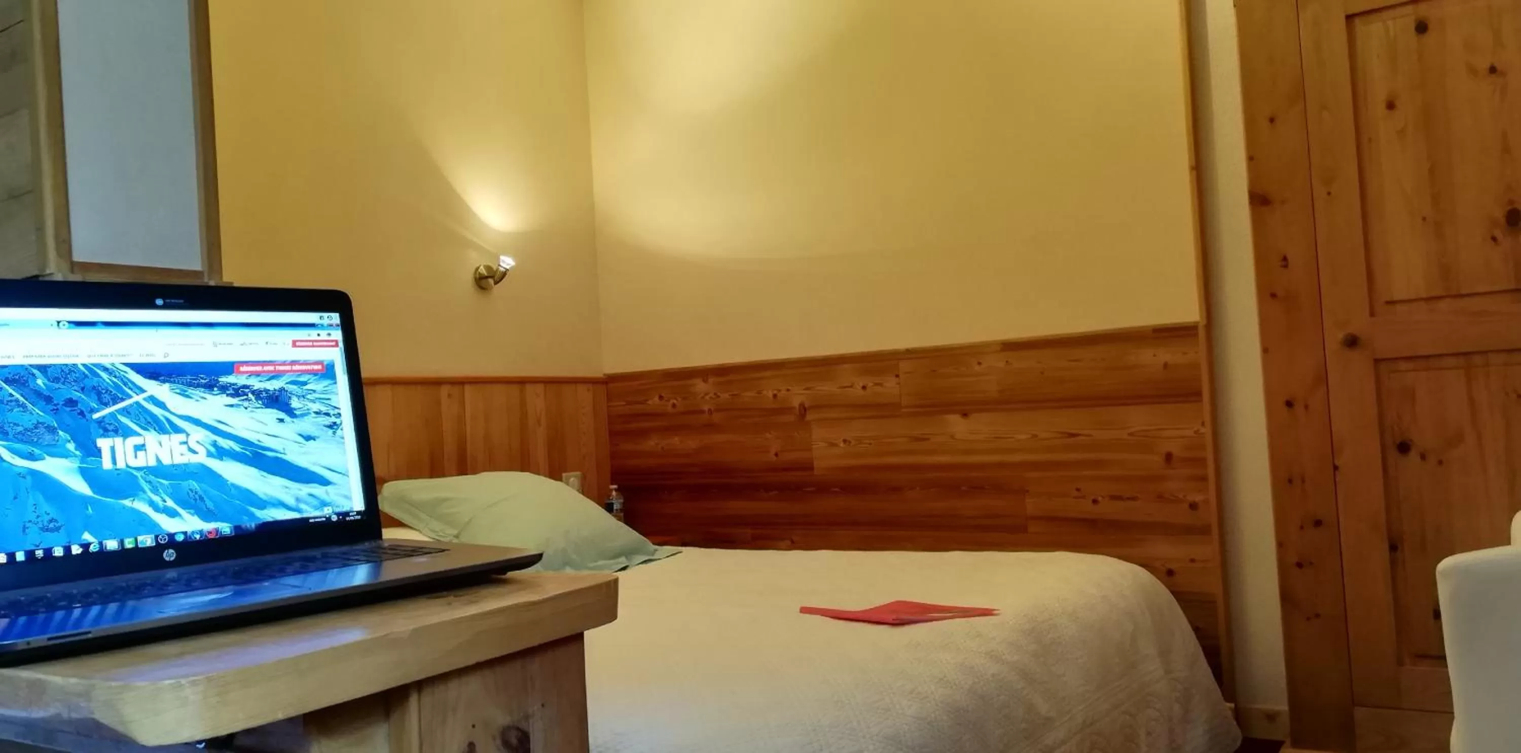 Bed, TV/Entertainment Center in Le Dôme