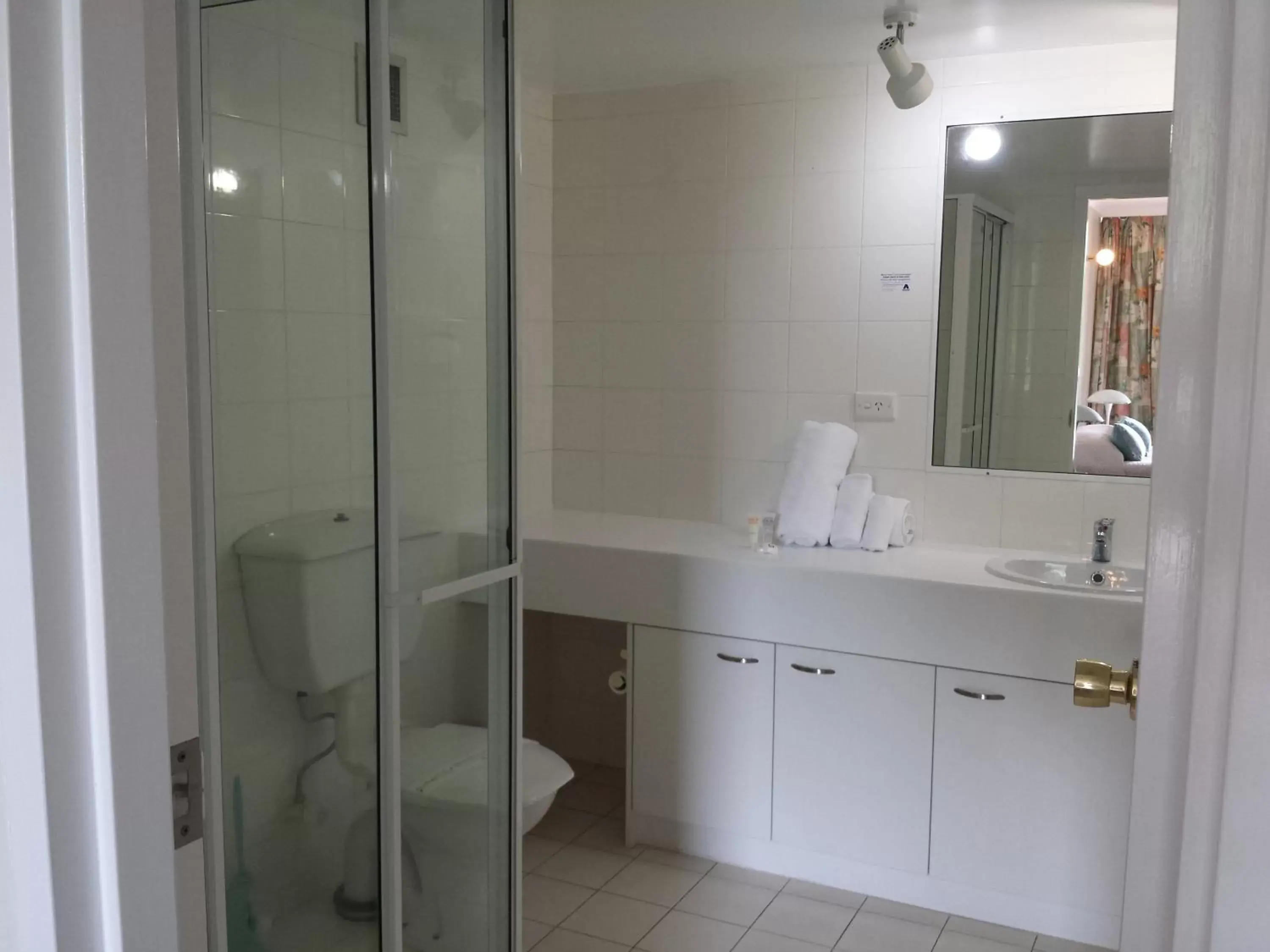 Bathroom, Kitchen/Kitchenette in Kirribilli Apartments