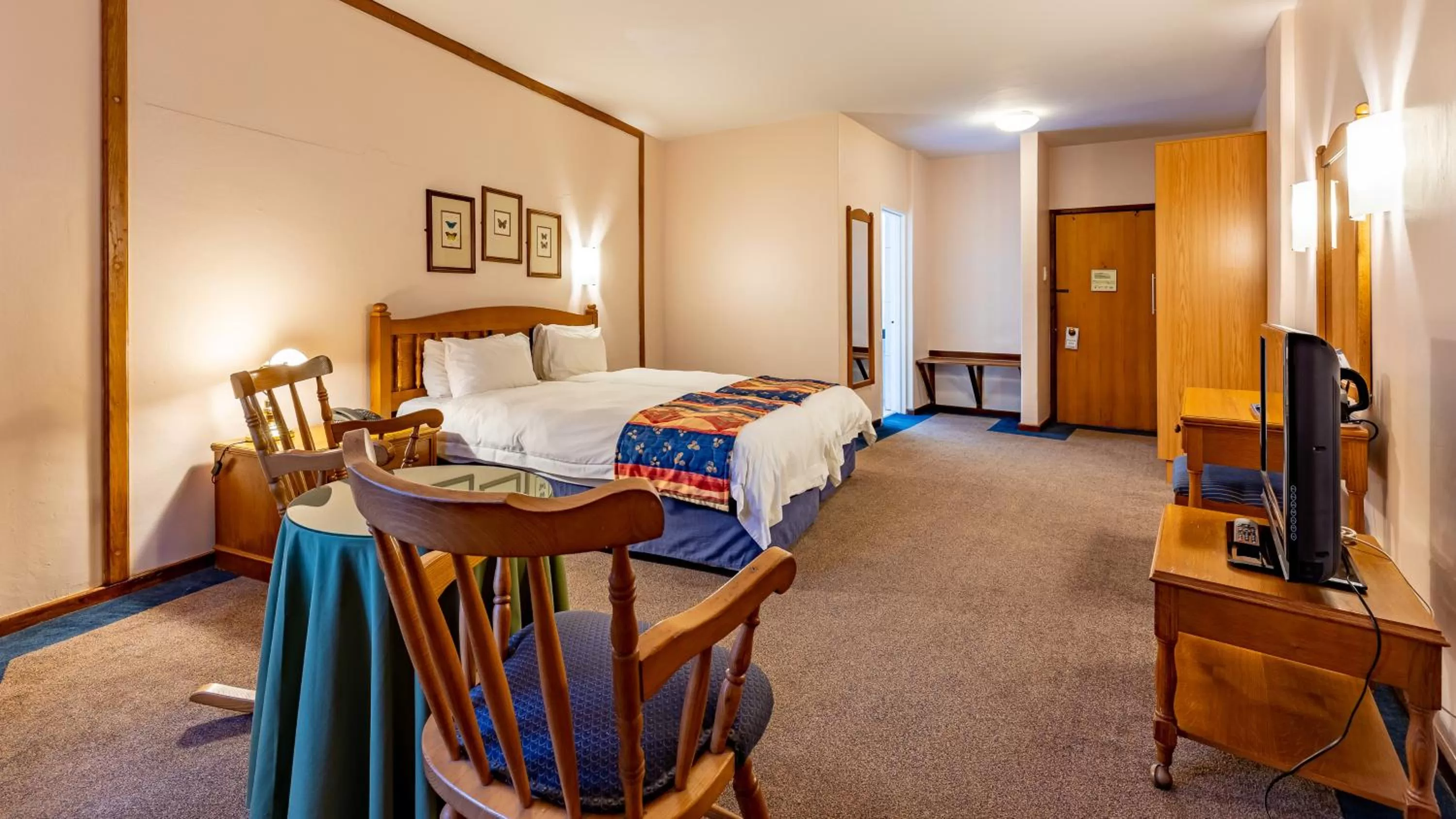 Bedroom, Bed in African Sky Hotels - Pine Lake Inn