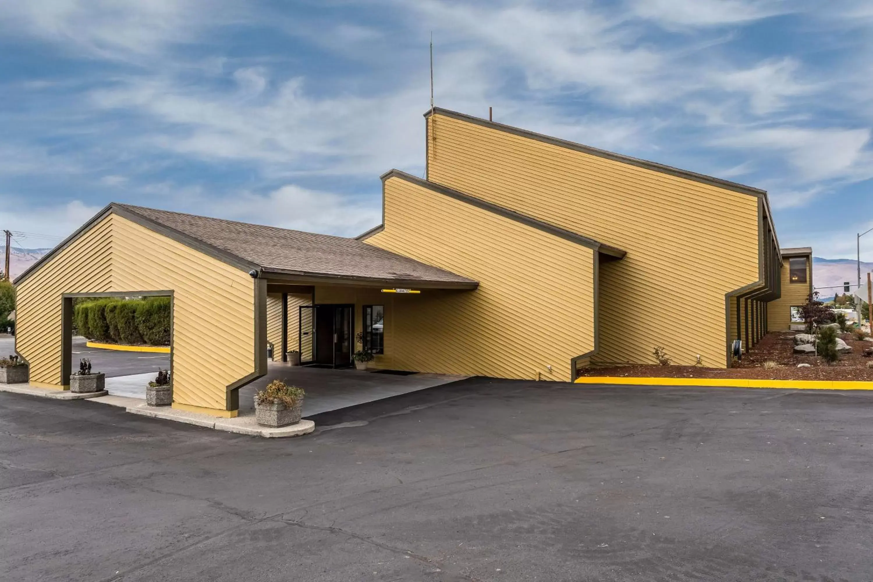 Property Building in SureStay Hotel by Best Western Wenatchee