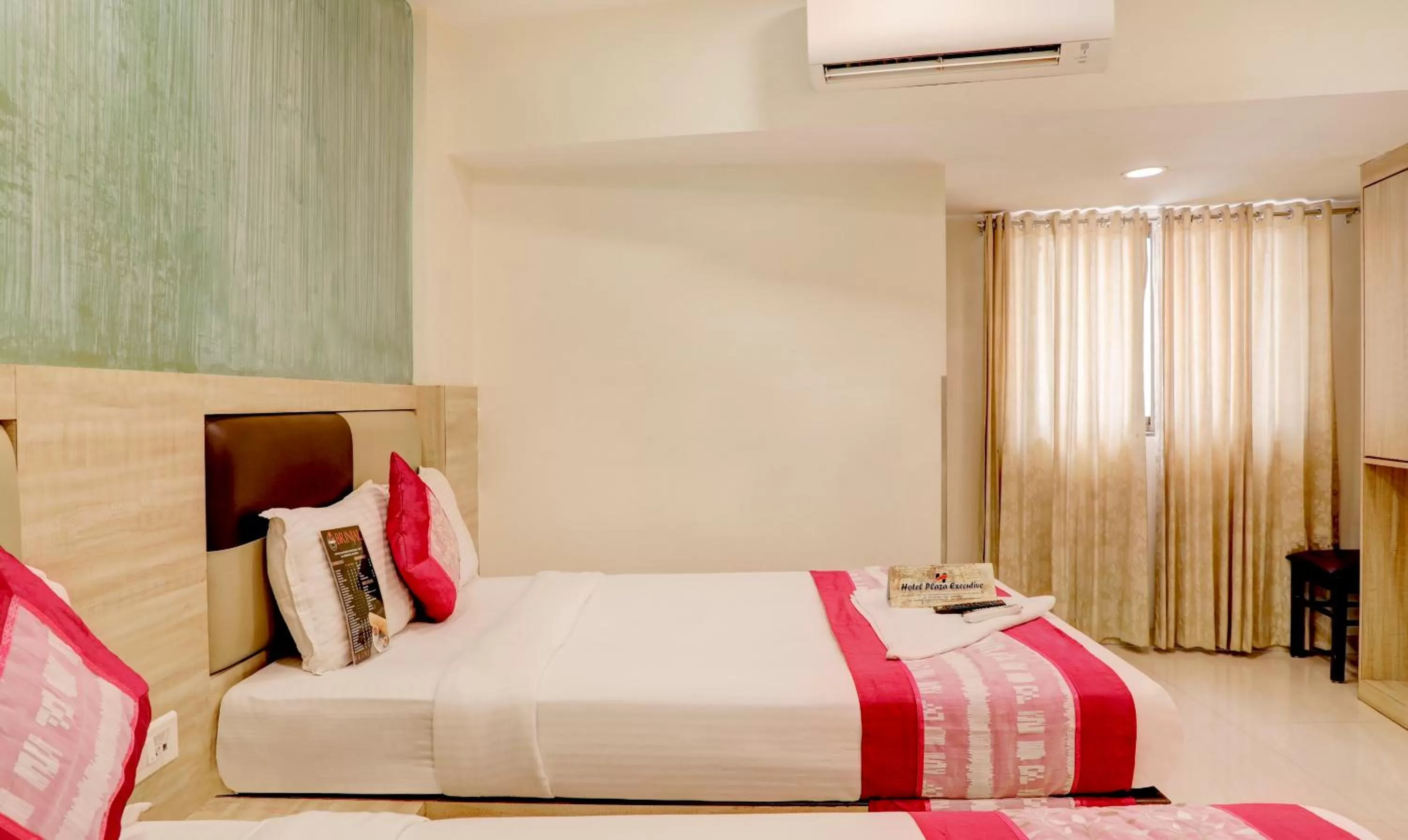 Photo of the whole room, Bed in Hotel Plaza Executive - near BKC