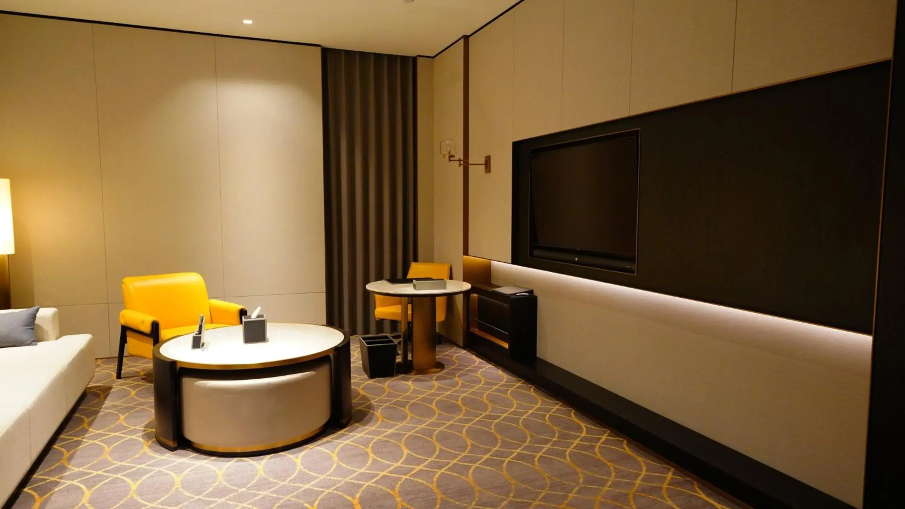 Photo of the whole room, TV/Entertainment Center in InterContinental Ningbo, an IHG Hotel