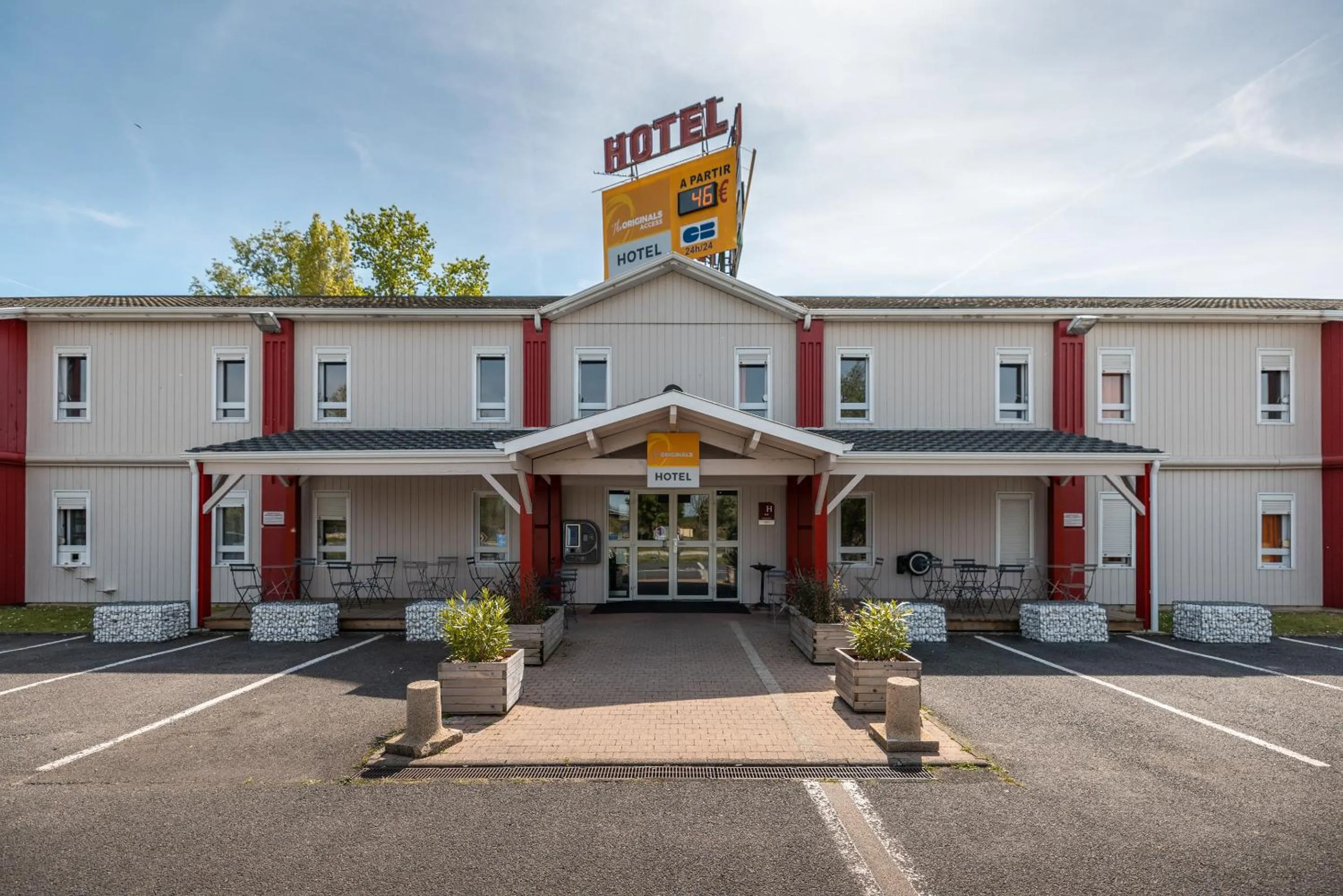 Property building in The Originals Access, Hôtel Bordeaux Lac