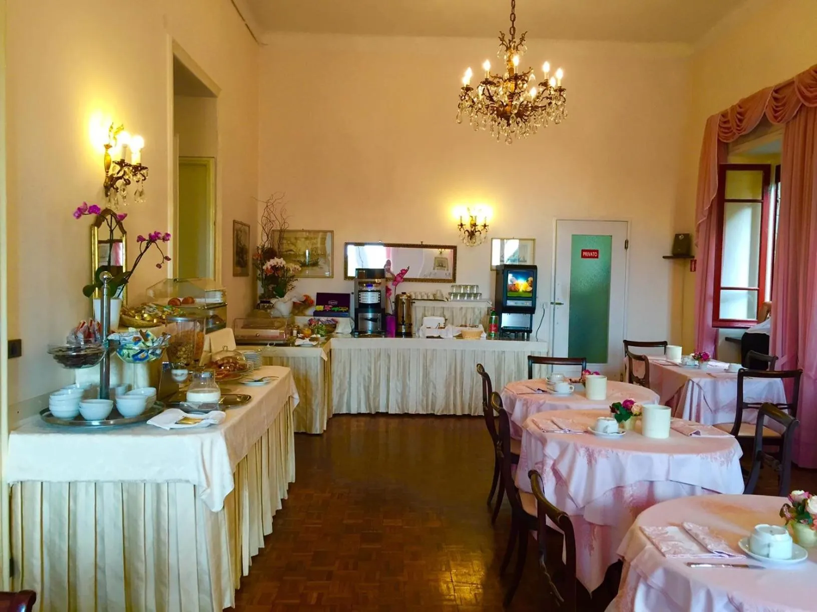 Restaurant/places to eat in Hotel La Vela-Castello Il Rifugio