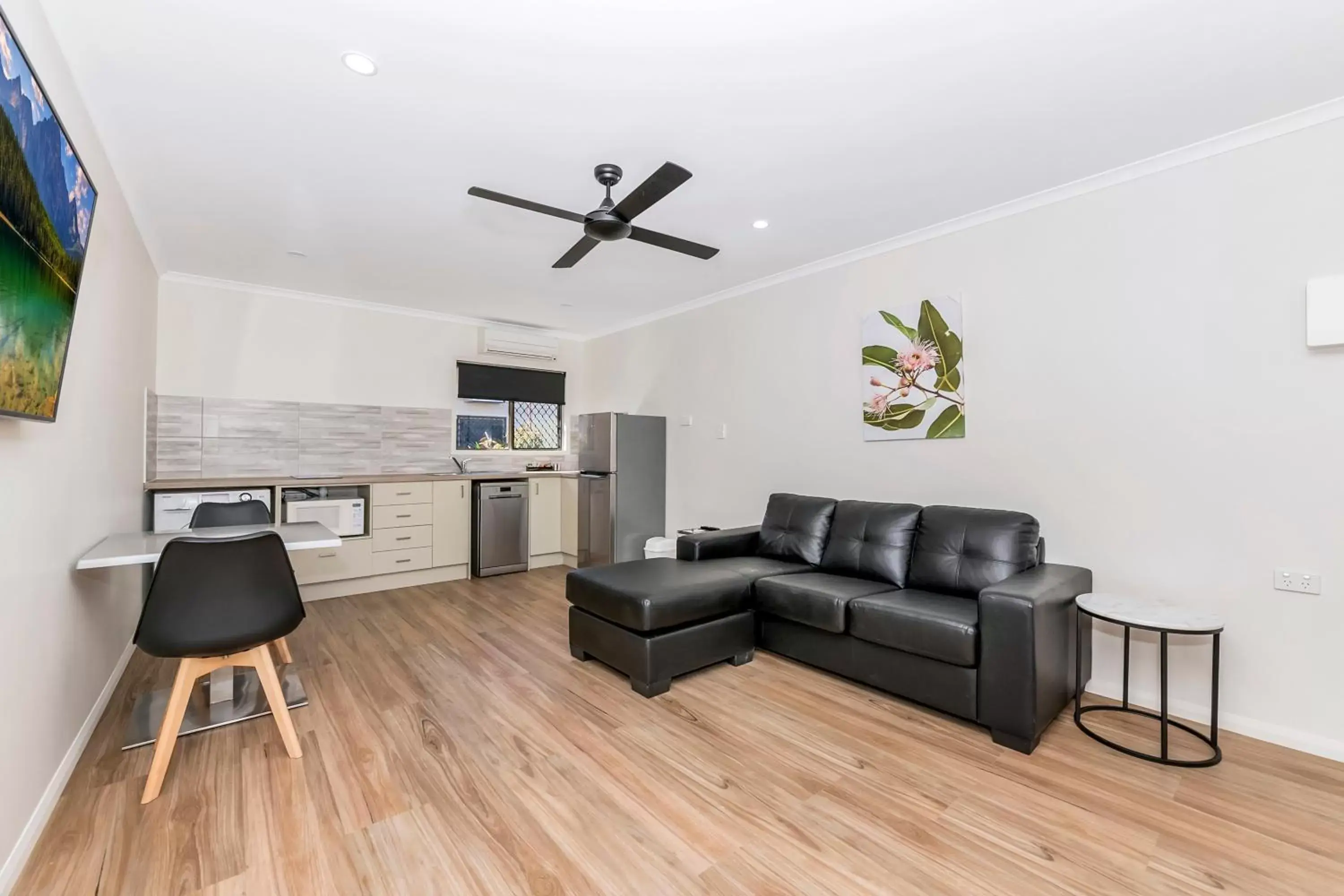 Seating Area in Cascade Motel In Townsville