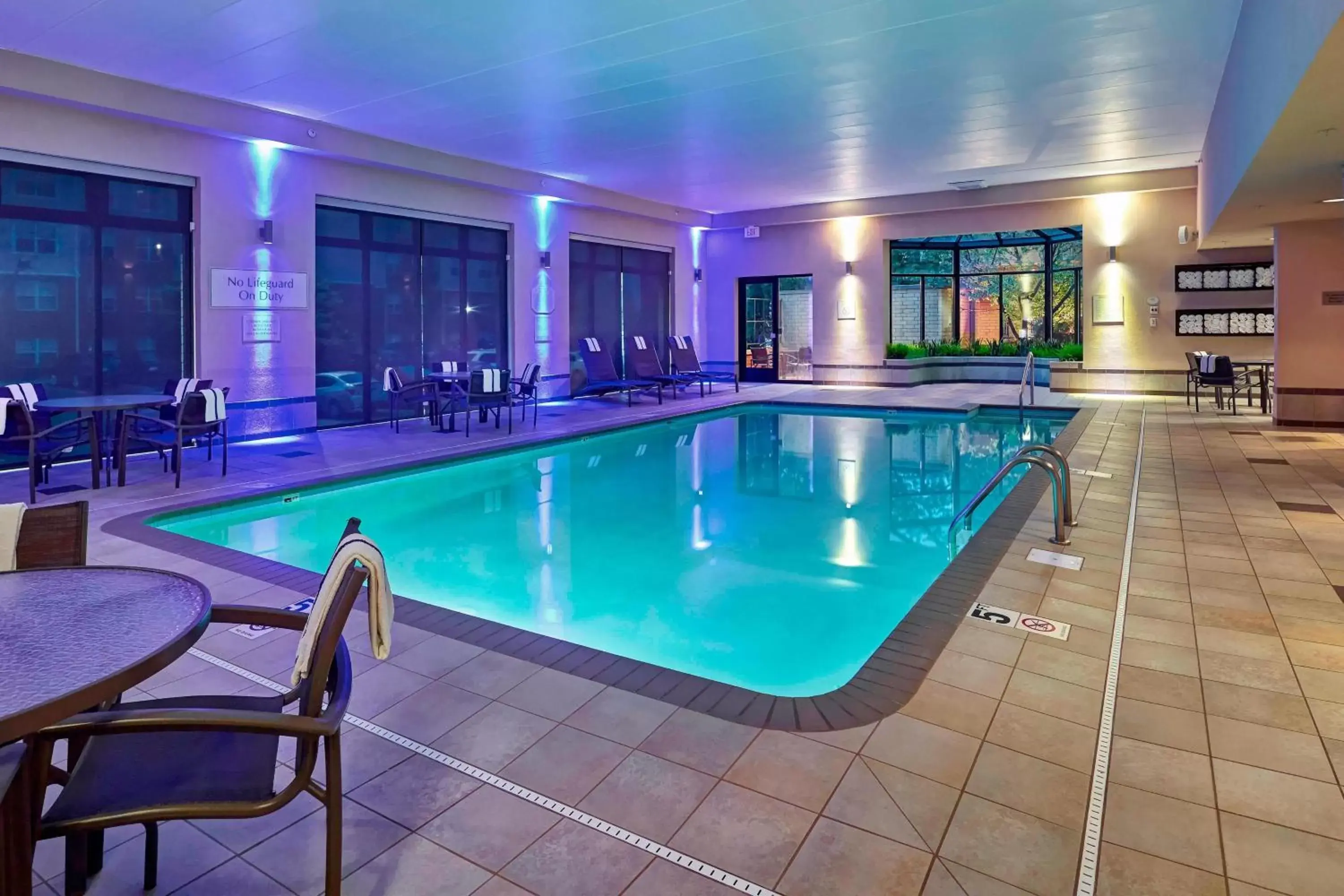 Swimming Pool in Courtyard by Marriott Bloomington Mall of America