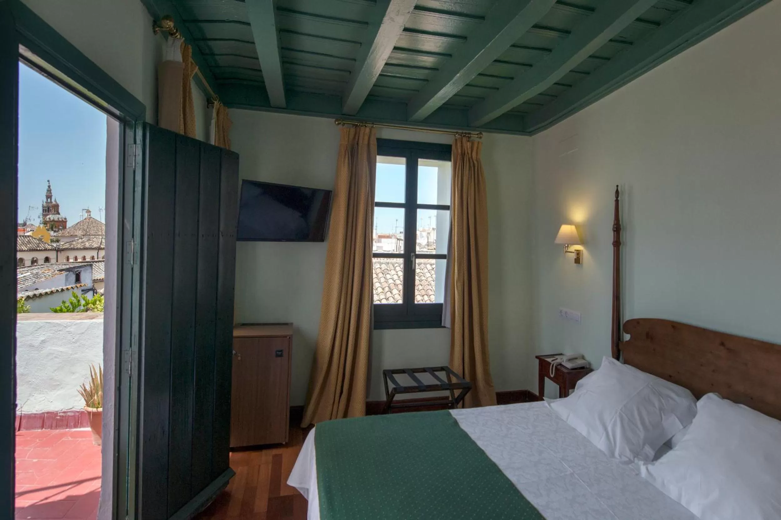 Photo of the whole room, Bed in Hotel Las Casas de la Judería
