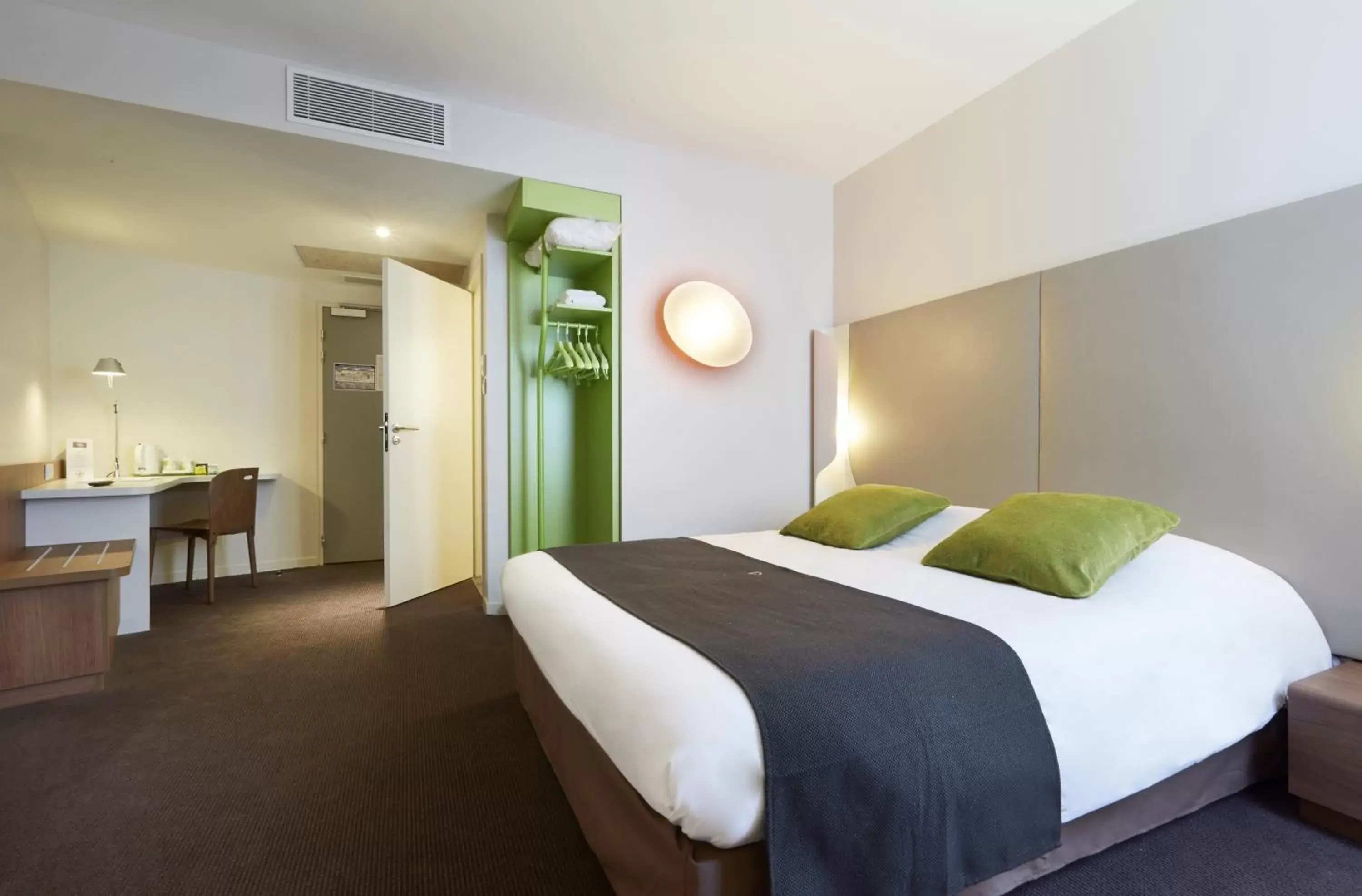 Photo of the whole room, Bed in Campanile Annemasse Gare– Genève Photo of the whole room, Bed in Campanile Annemasse Gare– Genève