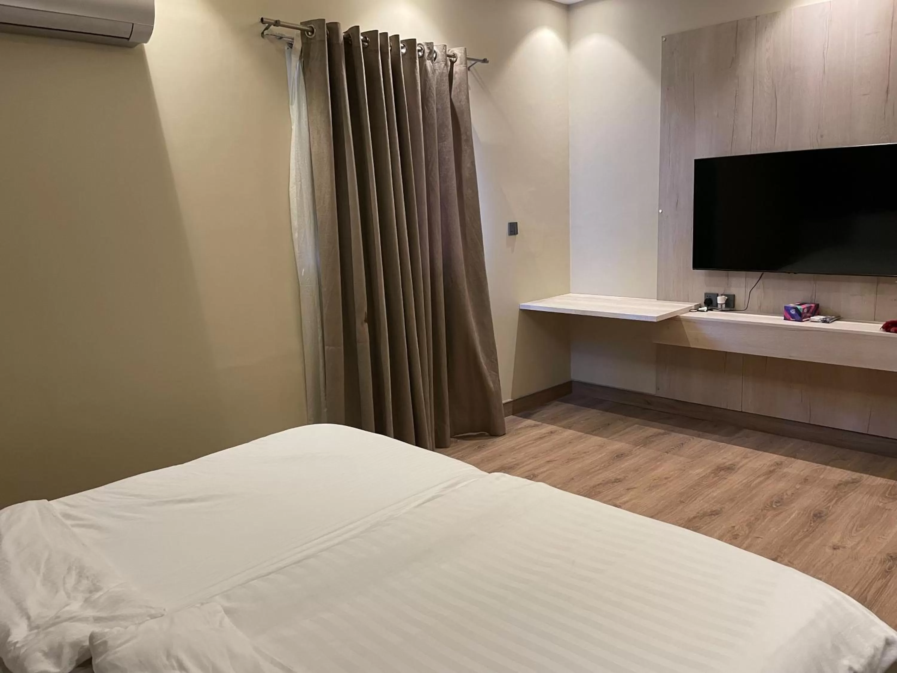 Communal lounge/ TV room, Bed in Hamsun Shahrah-e-Faisal