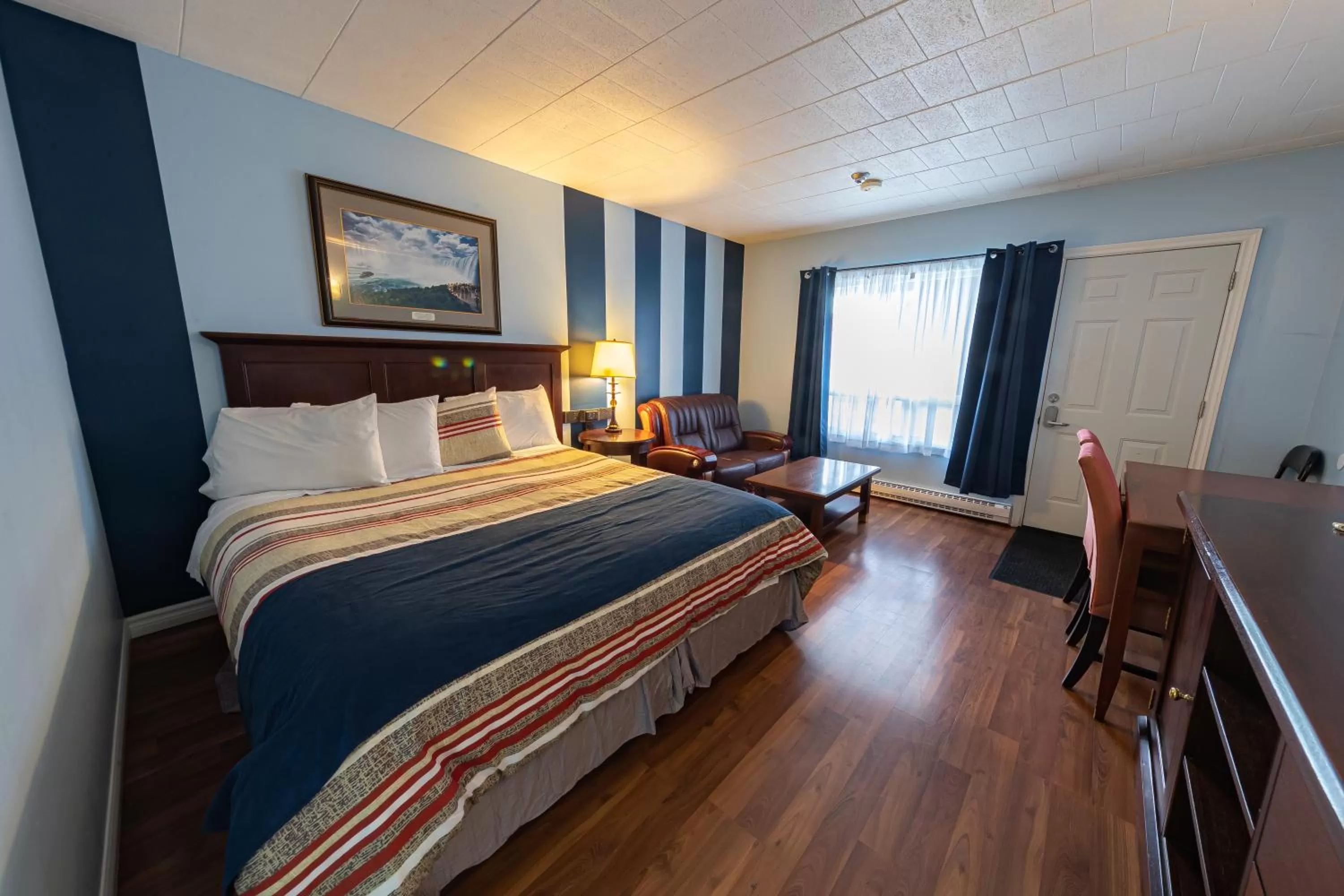 Bed in Villager Lodge Niagara Falls